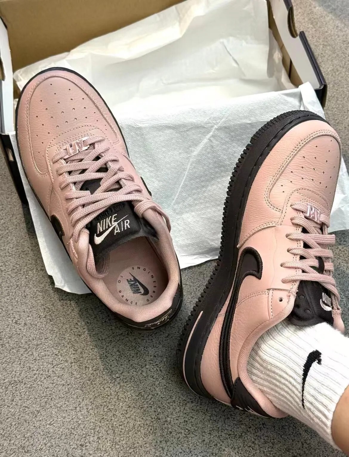 NIKE AIR FORCE 1 DANCE 'Particle Pink' 草莓可可 皮革 刺繡勾 FJ7409-601