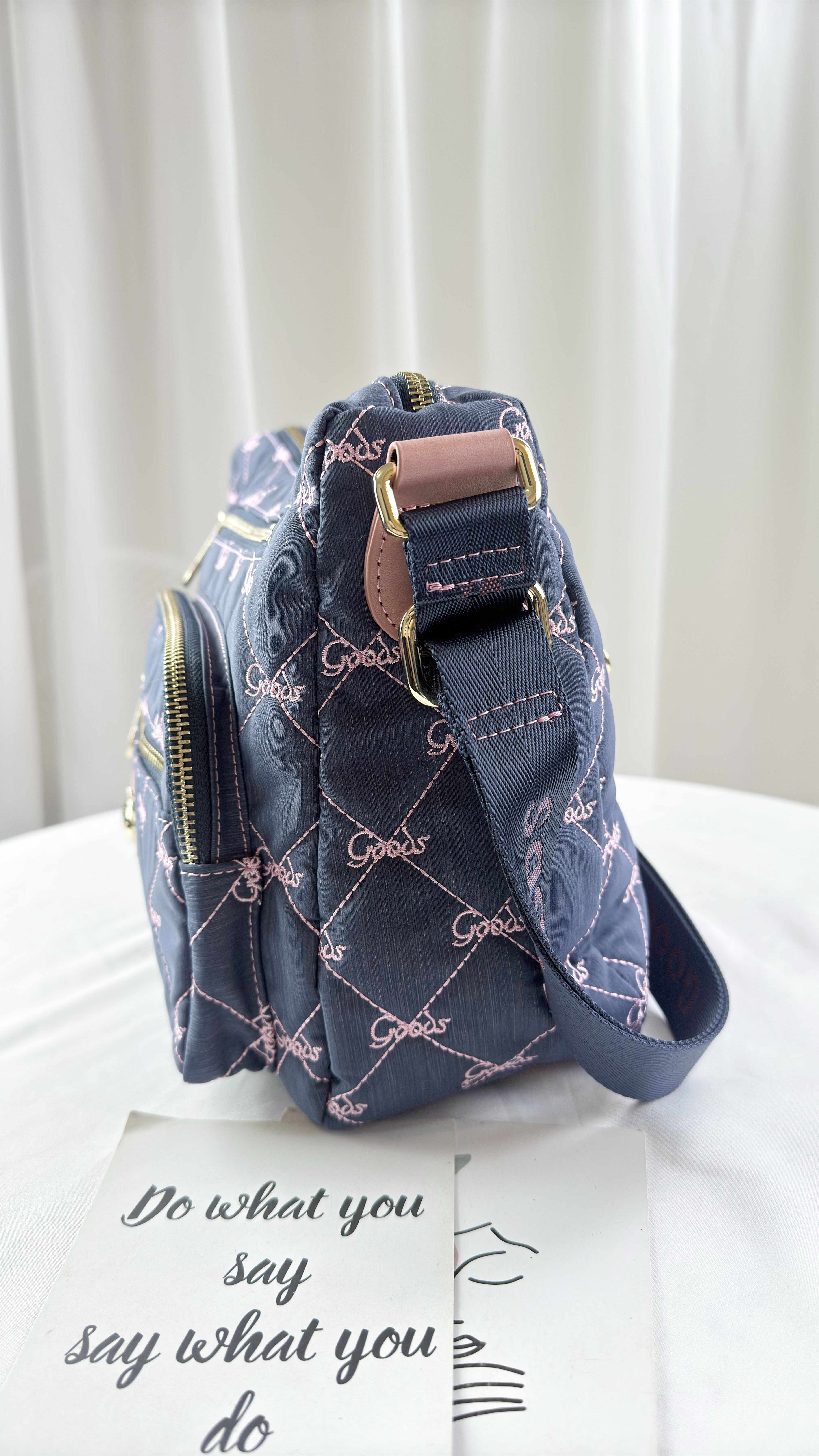 GOODS 牛仔藍拼接櫻花粉 防潑水側背包 附吊飾   #6155