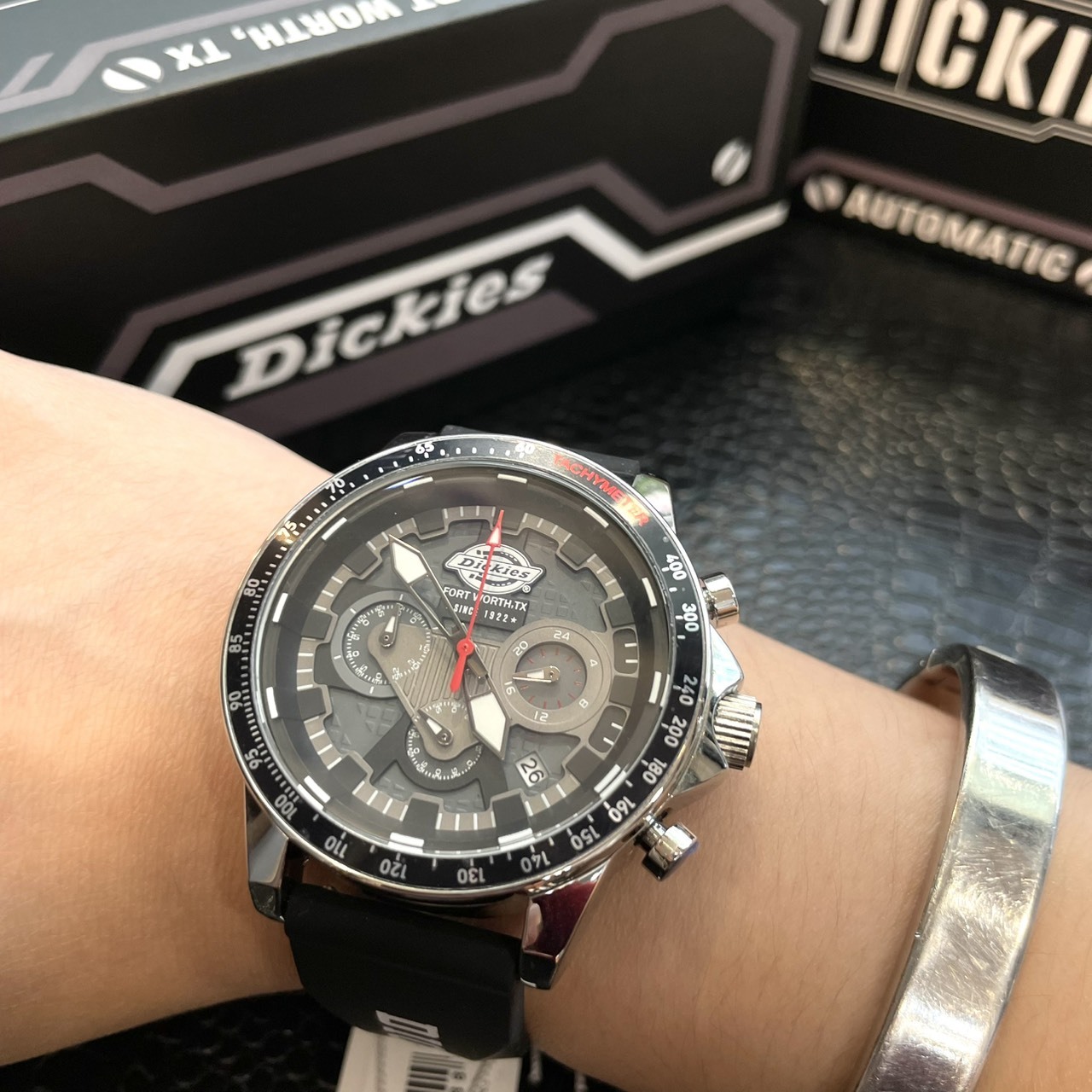 Dickies 銀河系列 腕表 石英機芯 黑色表盤 男女同款 多功能 三眼日歷 防水 夜光 CL-560P1