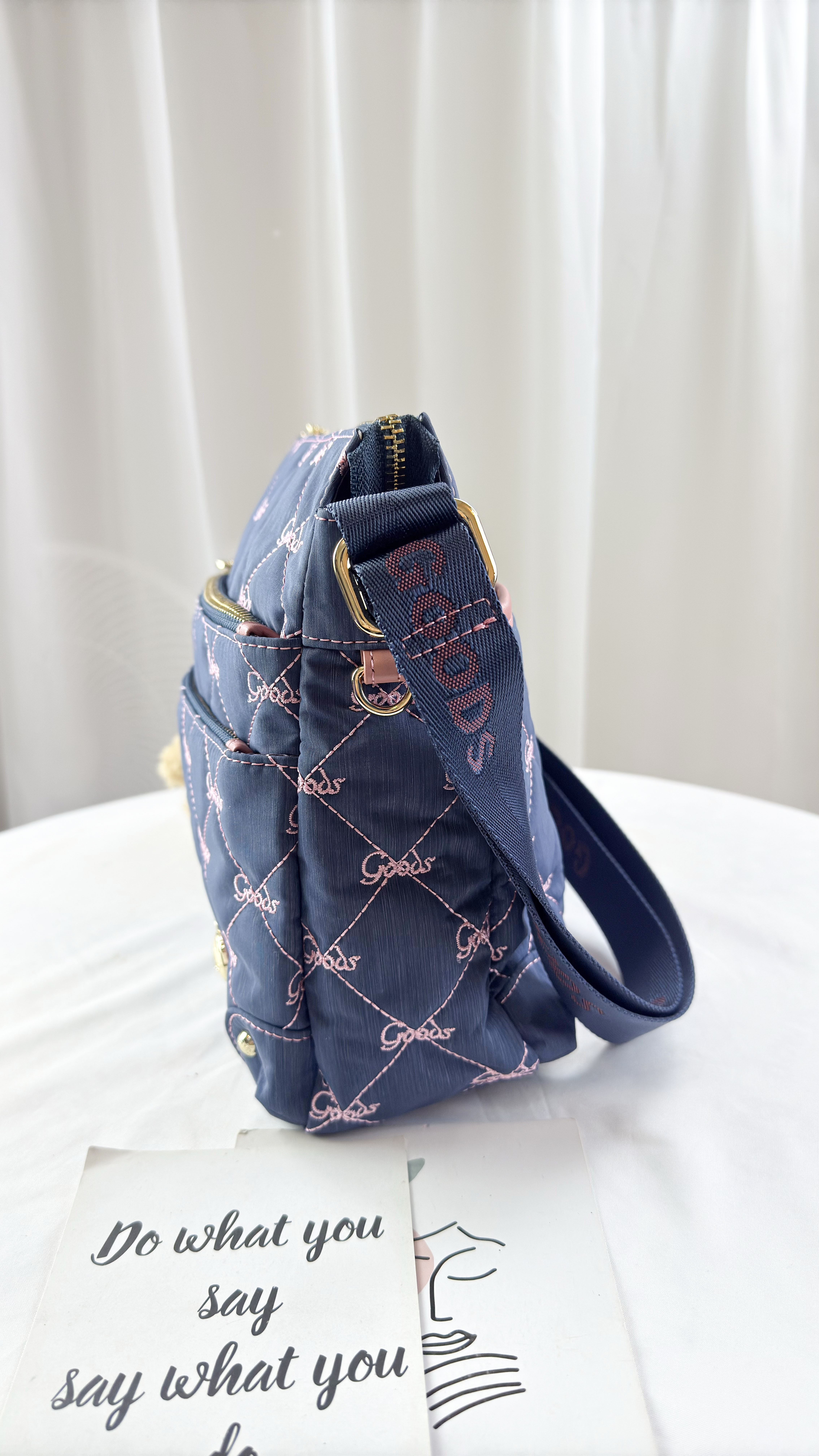 GOODS 牛仔藍拼接櫻花粉 防潑水側背包 附吊飾   #2045