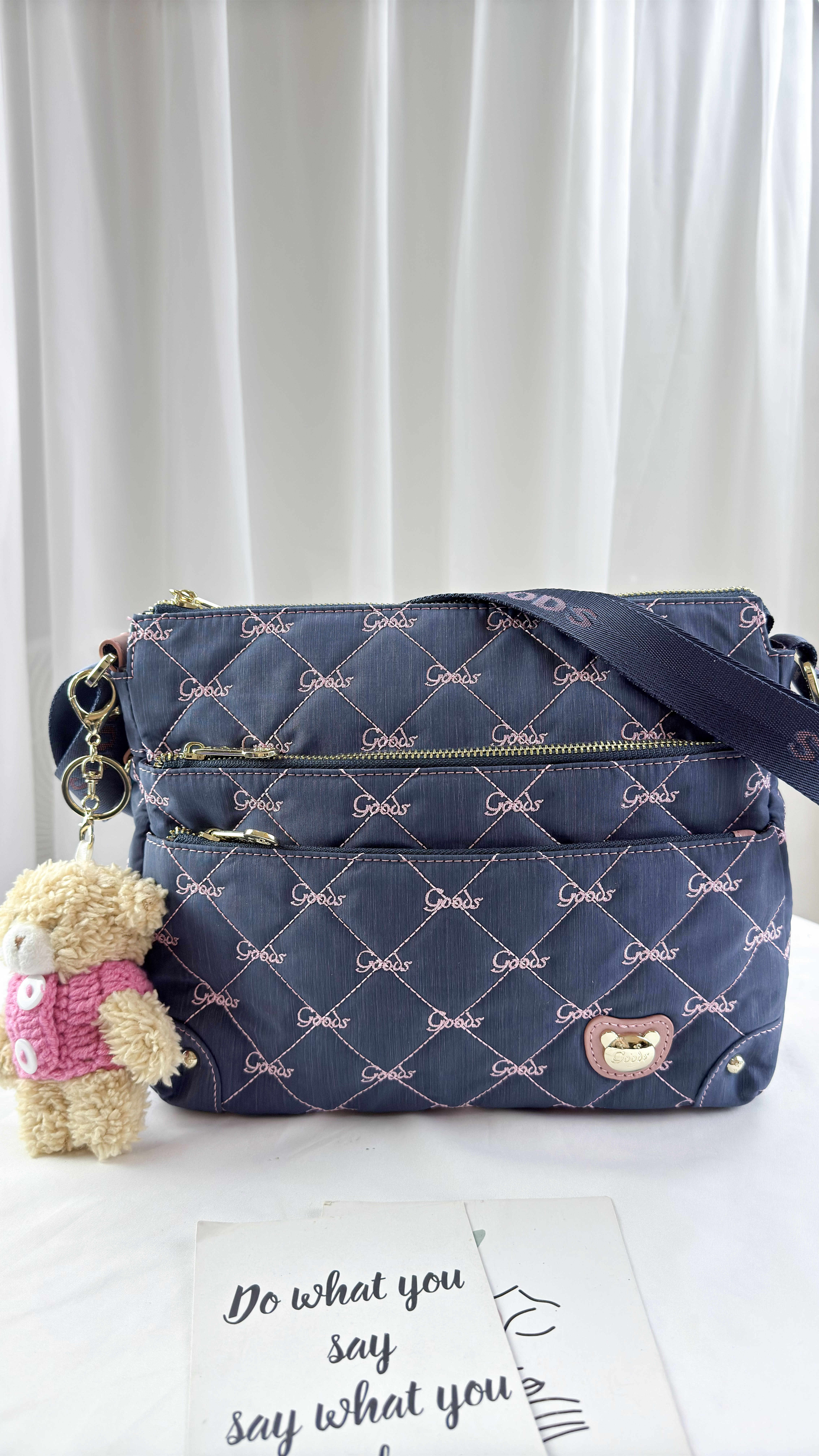 GOODS 牛仔藍拼接櫻花粉 防潑水側背包 附吊飾   #2045