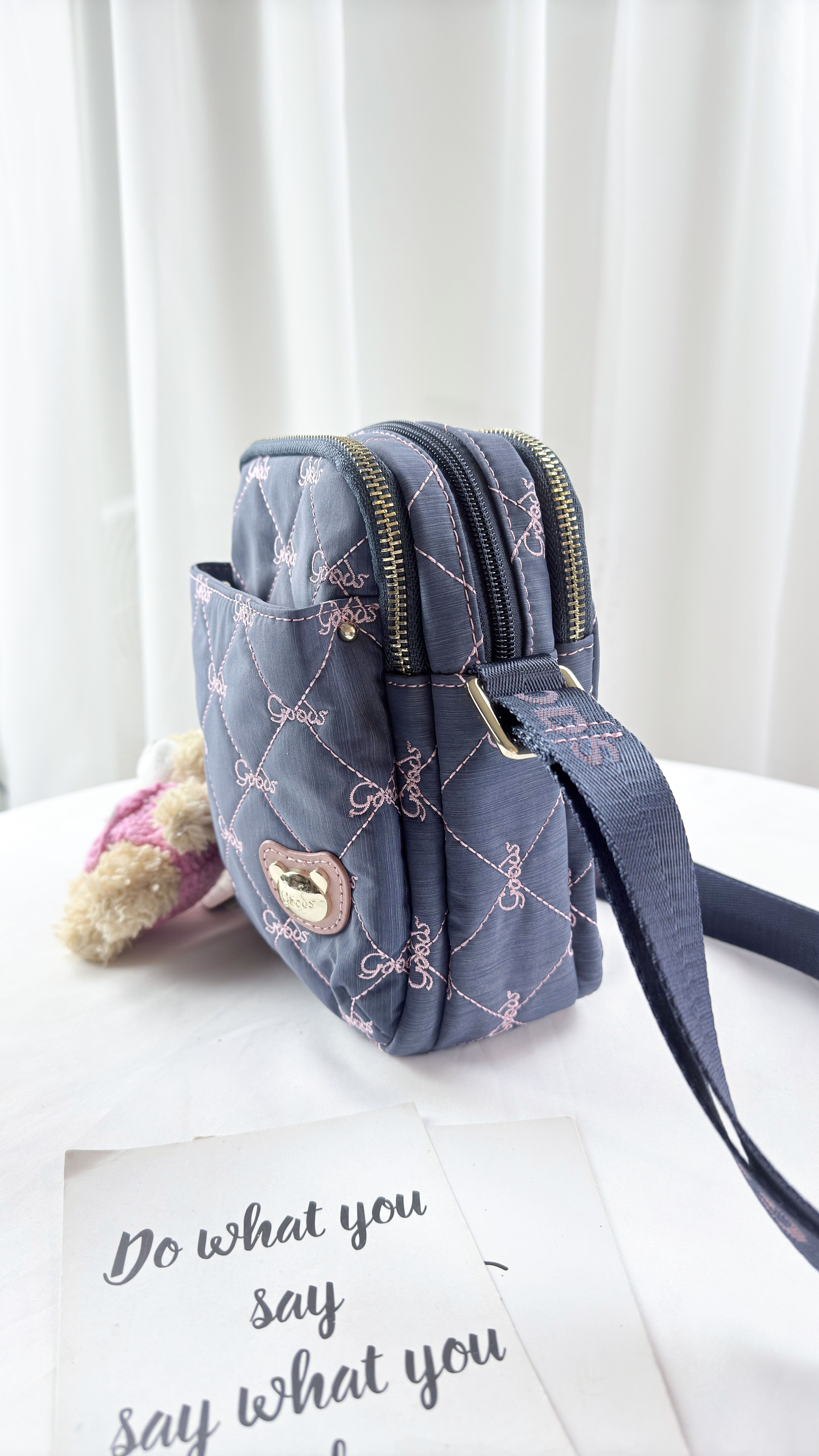 GOODS 牛仔藍拼接櫻花粉 防潑水側背包 / 手機袋 附吊飾 #2499