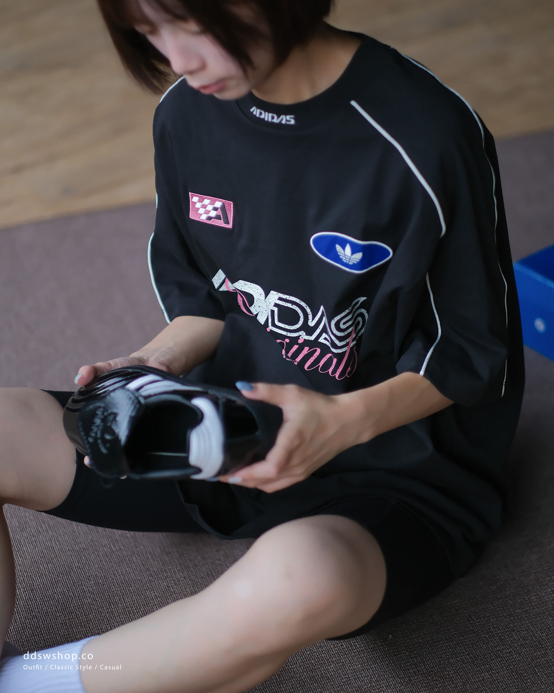 "代購" ADIDAS ORIGINALS MOTO GFX SS25 微高領 賽車 球衣 短袖  黑色/粉色