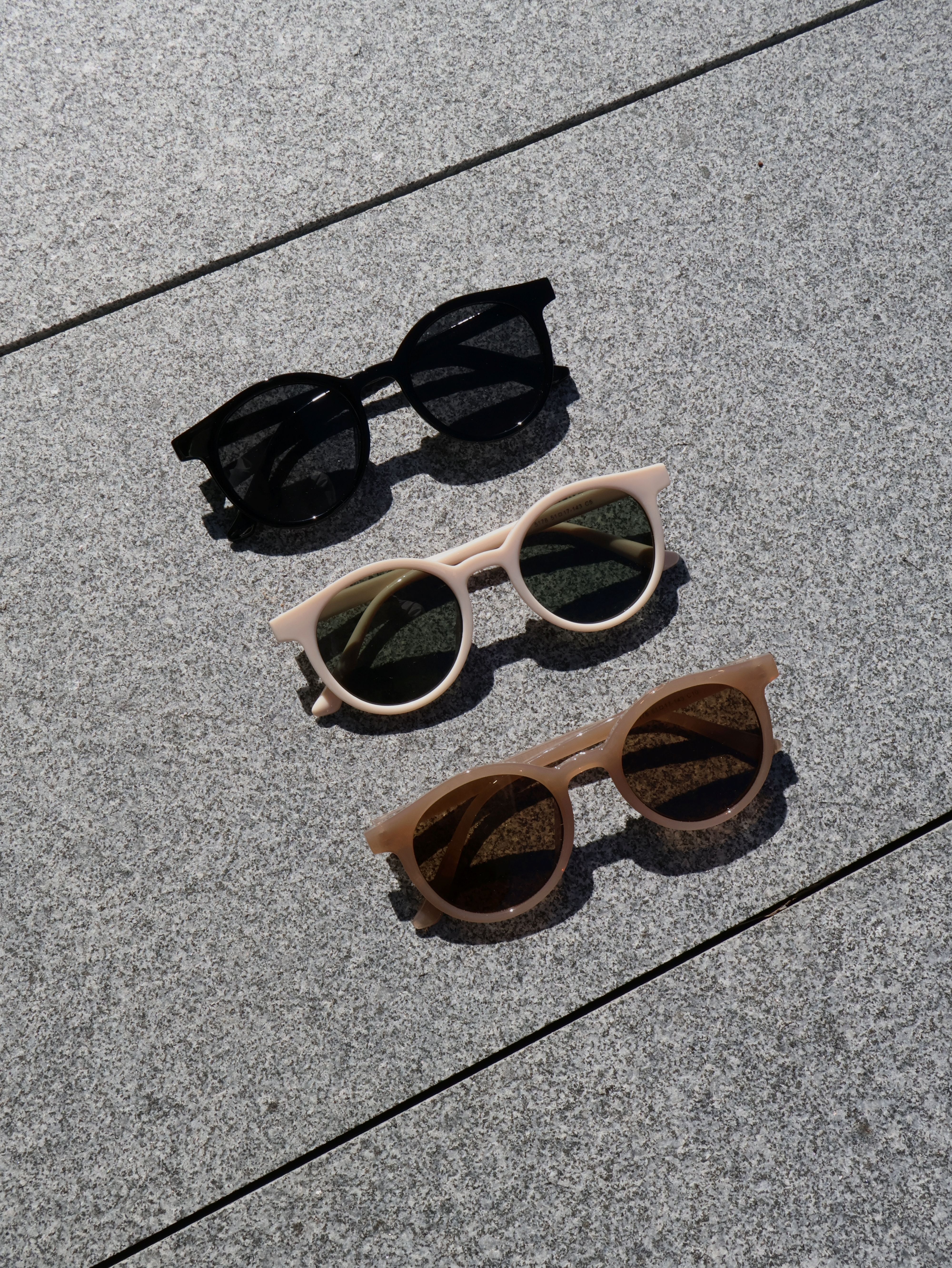 [1atm]  輕量-膠框墨鏡  (抗UV400)