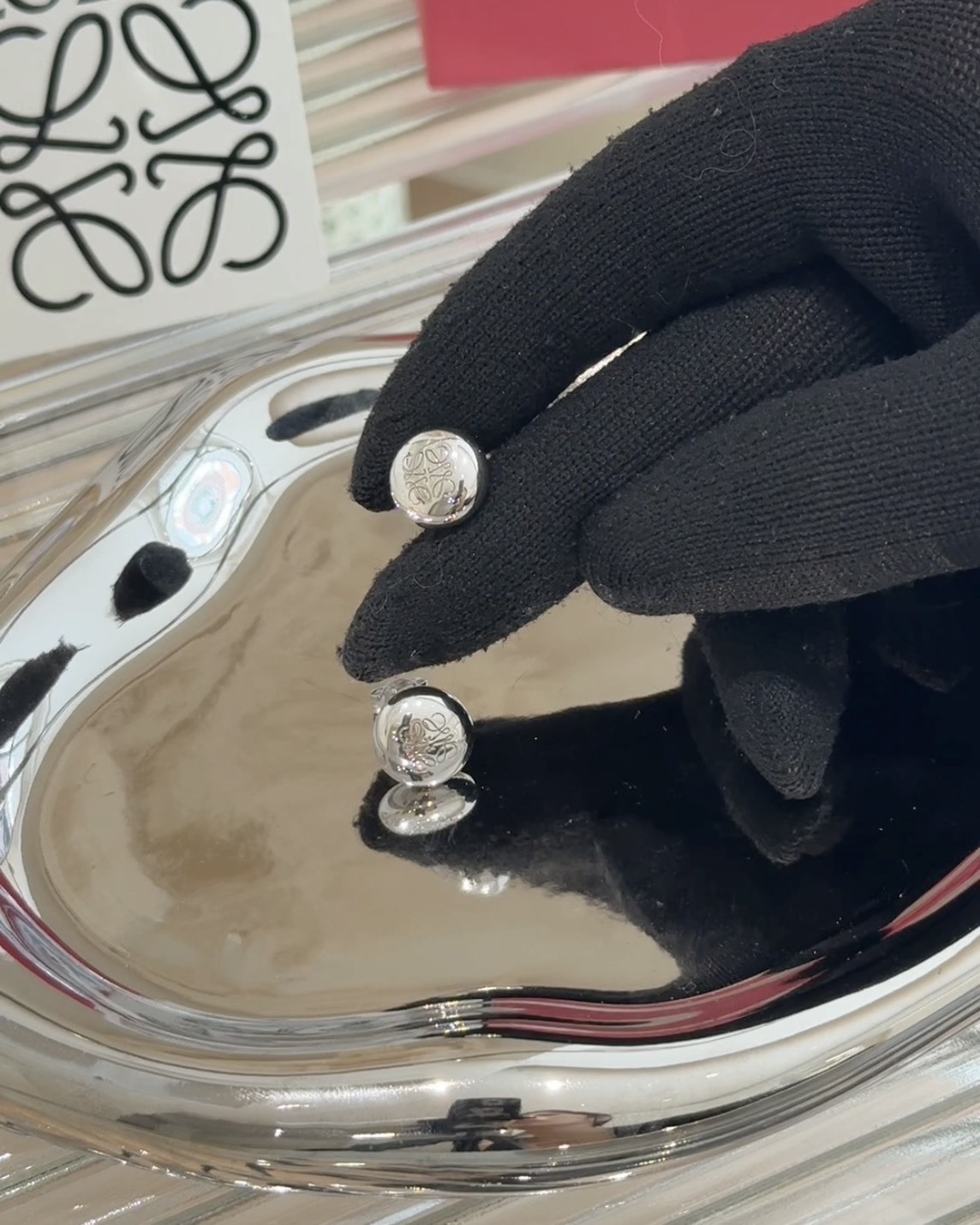 LOEWE｜ANAGRAM 鈕扣耳環 銀色