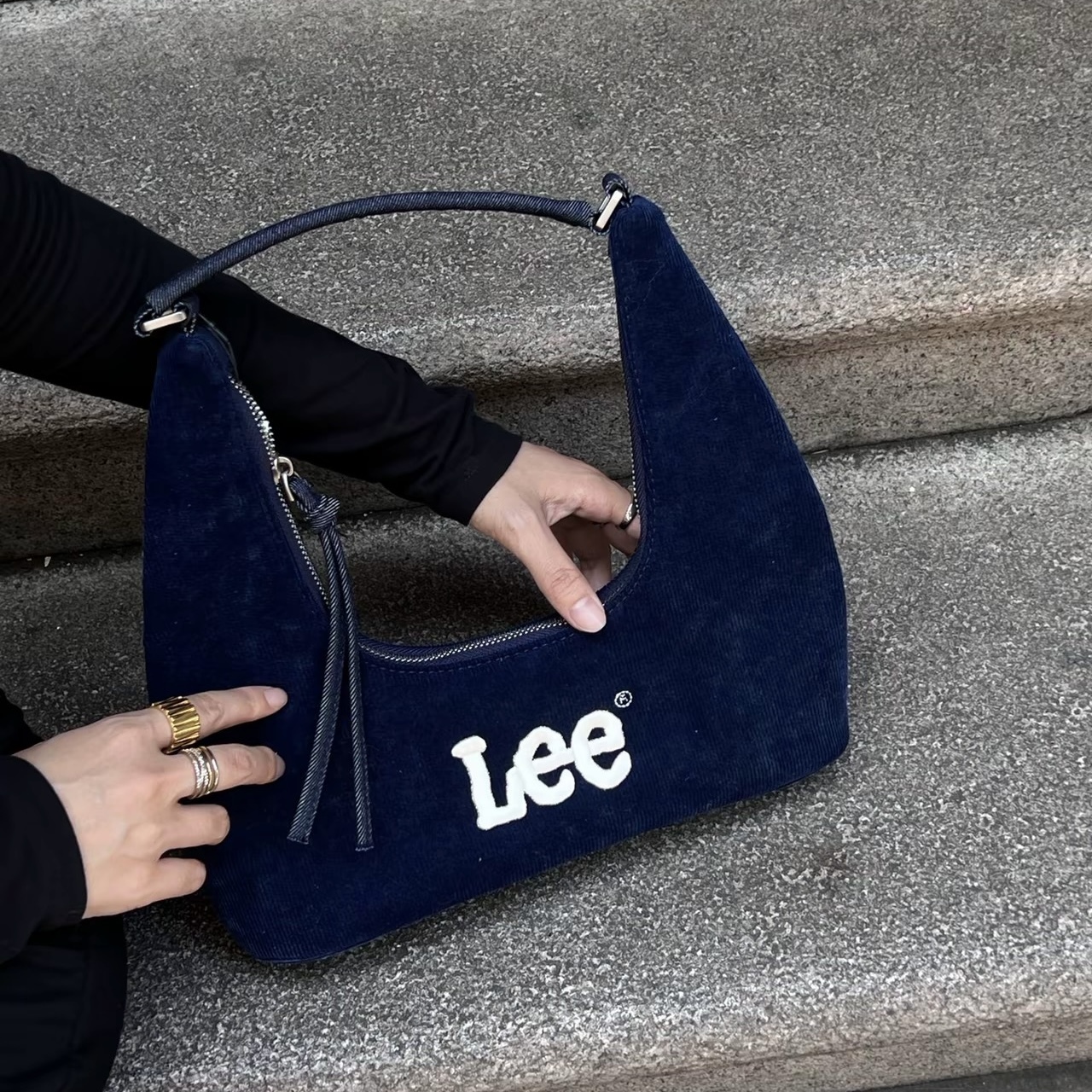 LEE 牛角包 月牙包 手提包 單肩包 腋下包 刺繡LOGO 燈芯絨 深藍 靛藍 /預購