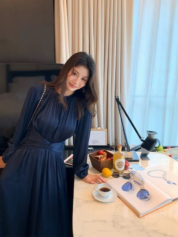 顯白海軍藍扭結收腰造型圓領長洋裝S-XL (Elegant & Love)