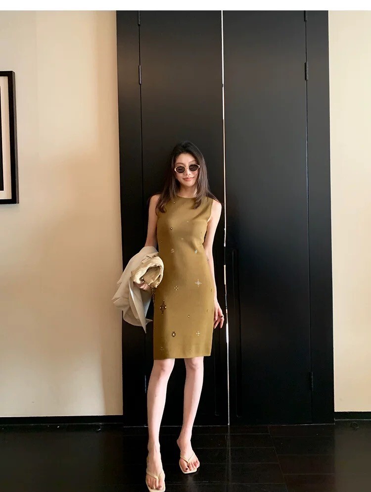 顯白橄欖綠十字星亮鑽圓領包臀短洋裝-S-L (Elegant & Love)
