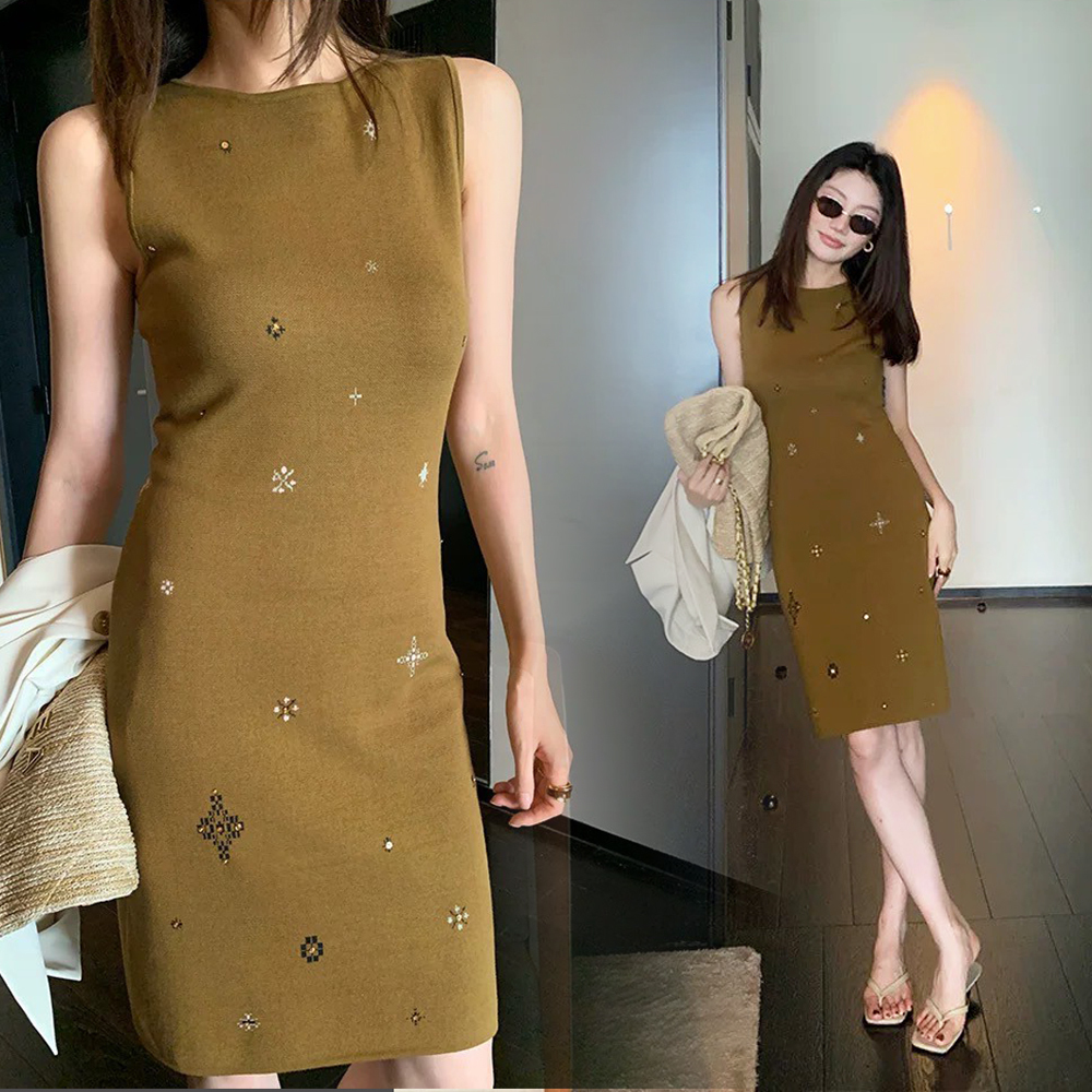 顯白橄欖綠十字星亮鑽圓領包臀短洋裝-S-L (Elegant & Love)