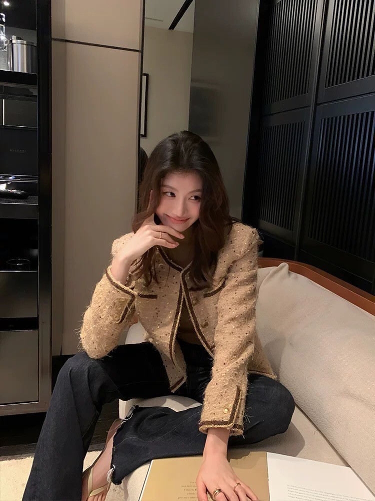 奶油杏小香風編織滾邊圓領排釦外套-S-L (Elegant & Love)