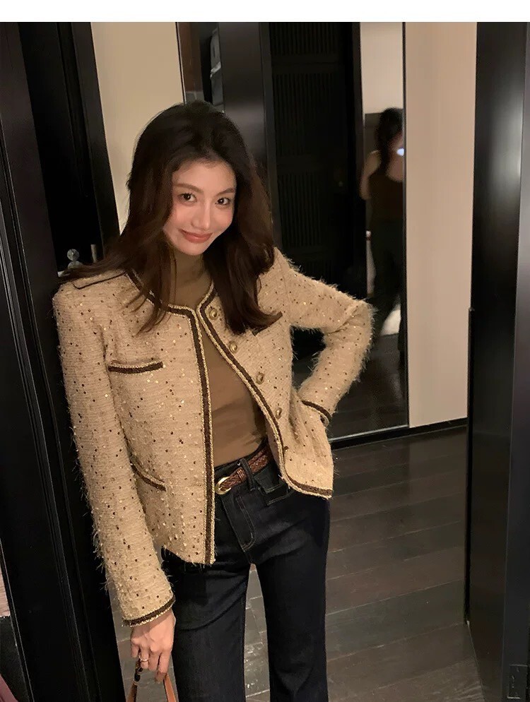 奶油杏小香風編織滾邊圓領排釦外套-S-L (Elegant & Love)