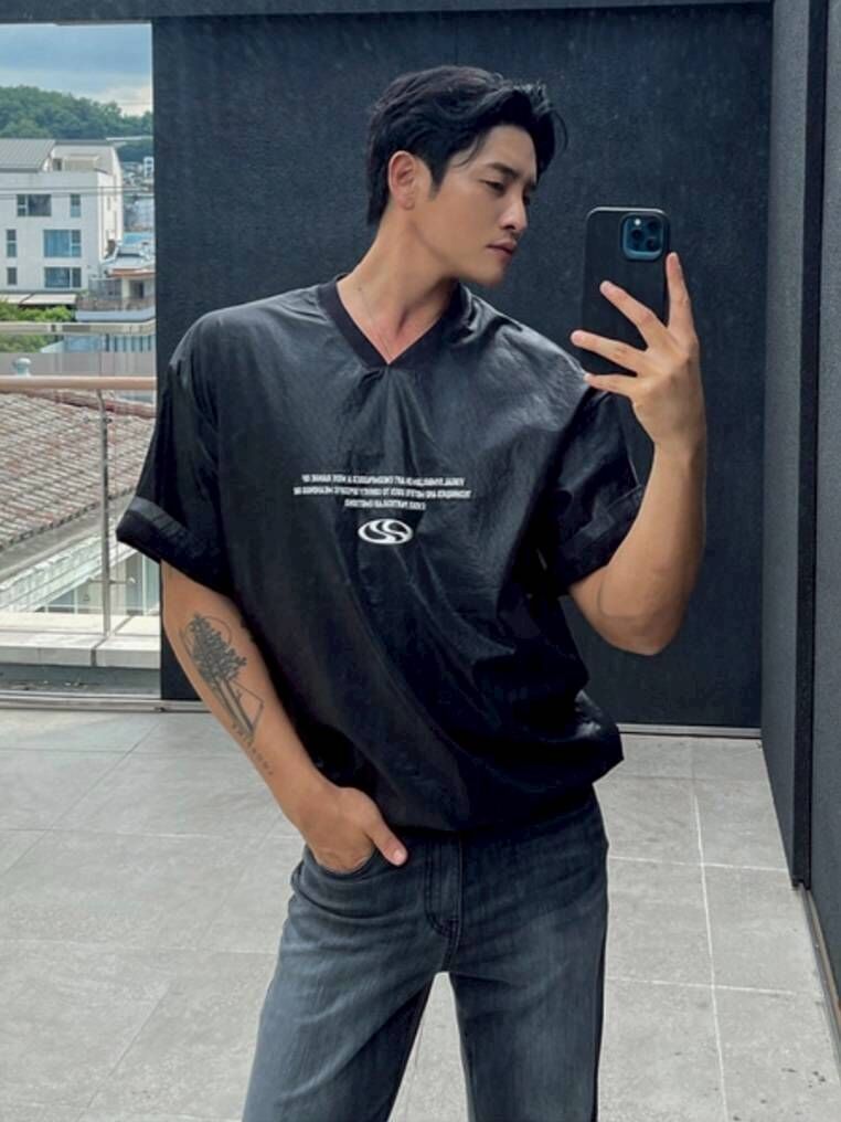 塗層符號V領短袖T恤