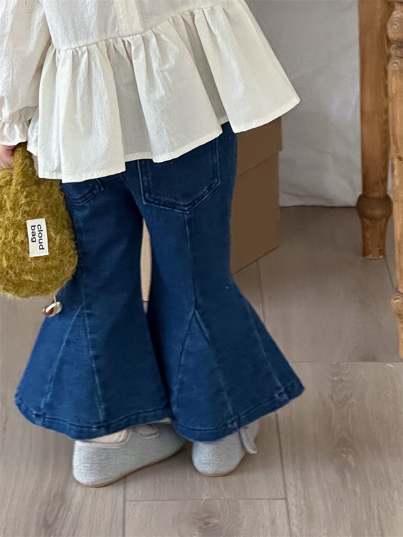 大喇叭造型牛仔褲