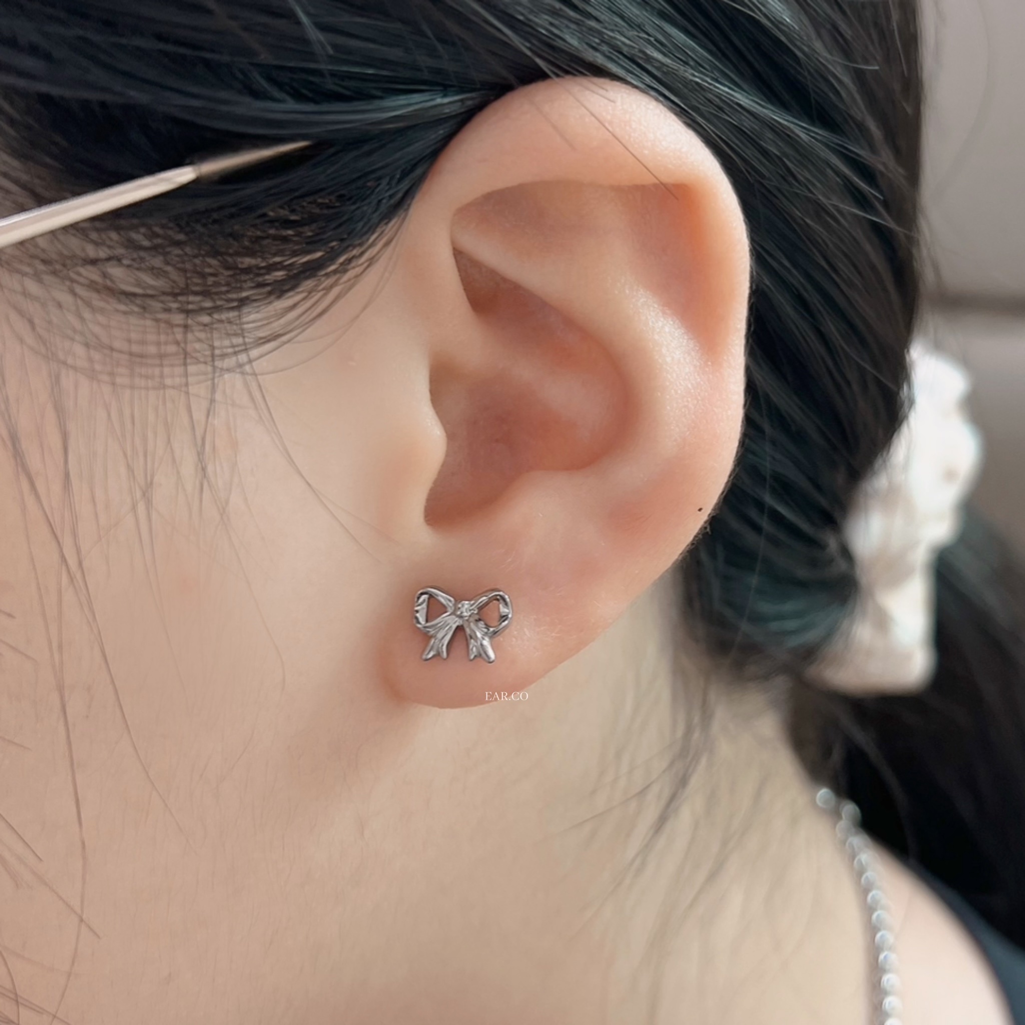 手繪蝴蝶結平頭耳門/耳珠/耳骨釘 [G23 Titanium]