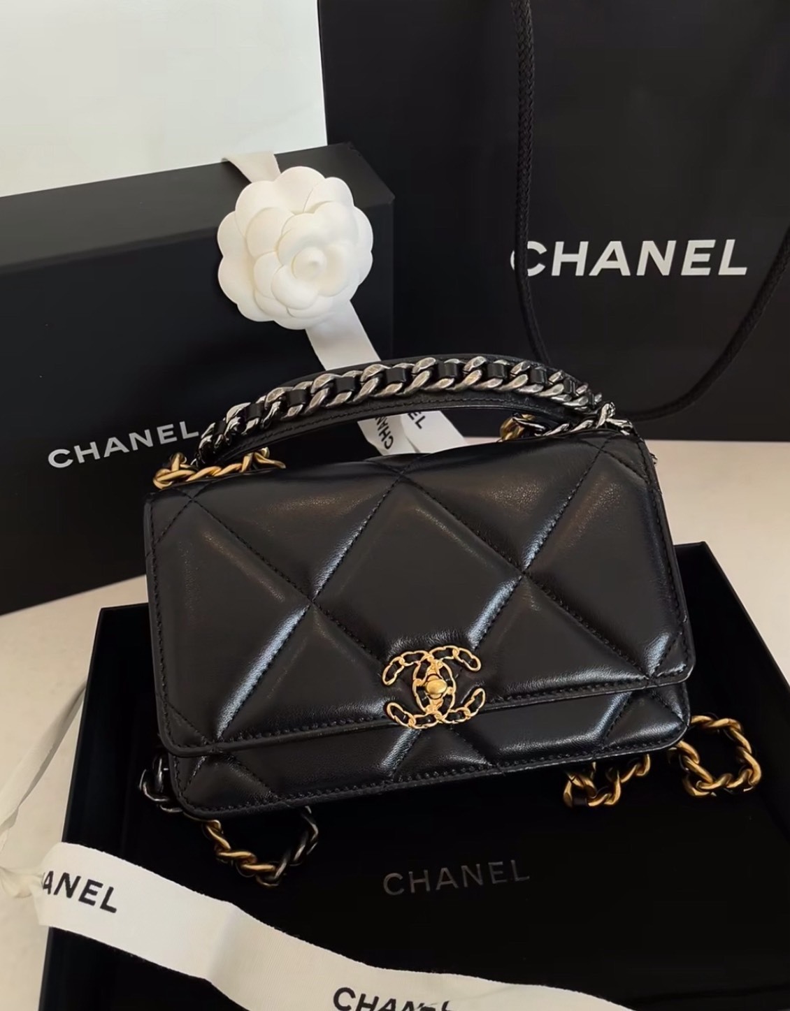 【 CHANEL 】19 WOC 黑金雙C鍊帶斜背包