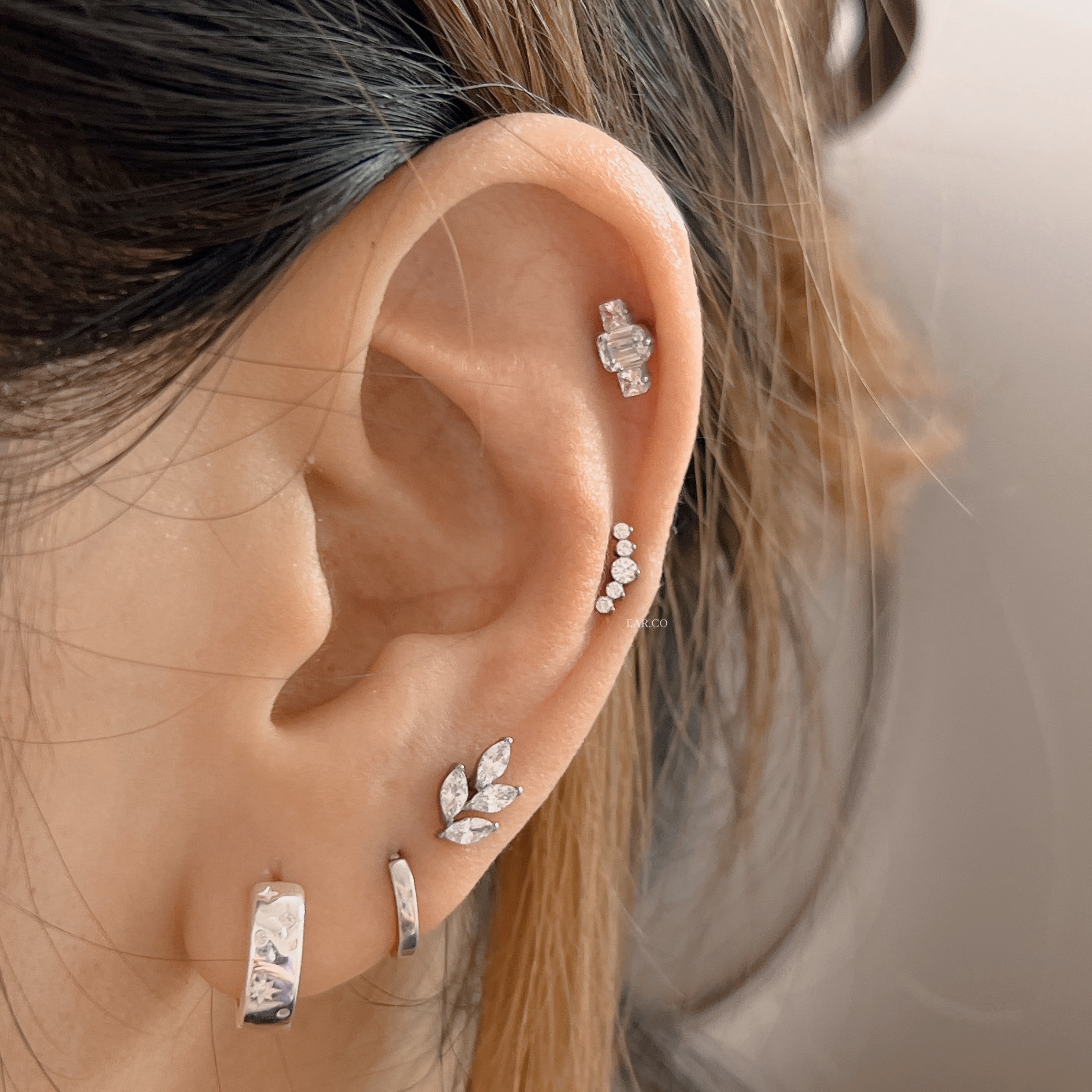 迷你五連石小弧形平頭耳門/耳珠/耳骨釘 [G23 Titanium]