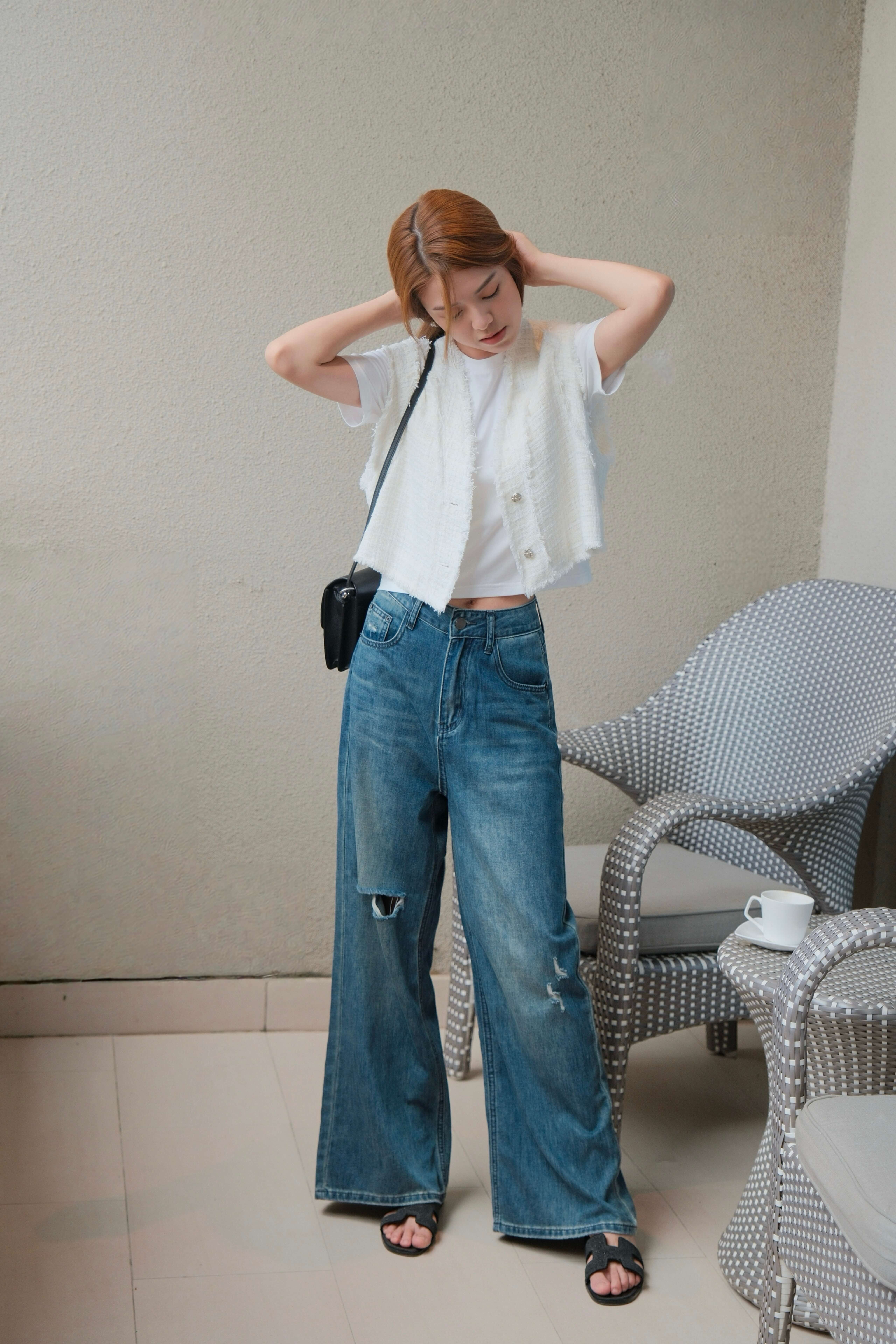 Lightweight Medium Wash Jeans_JE258L02