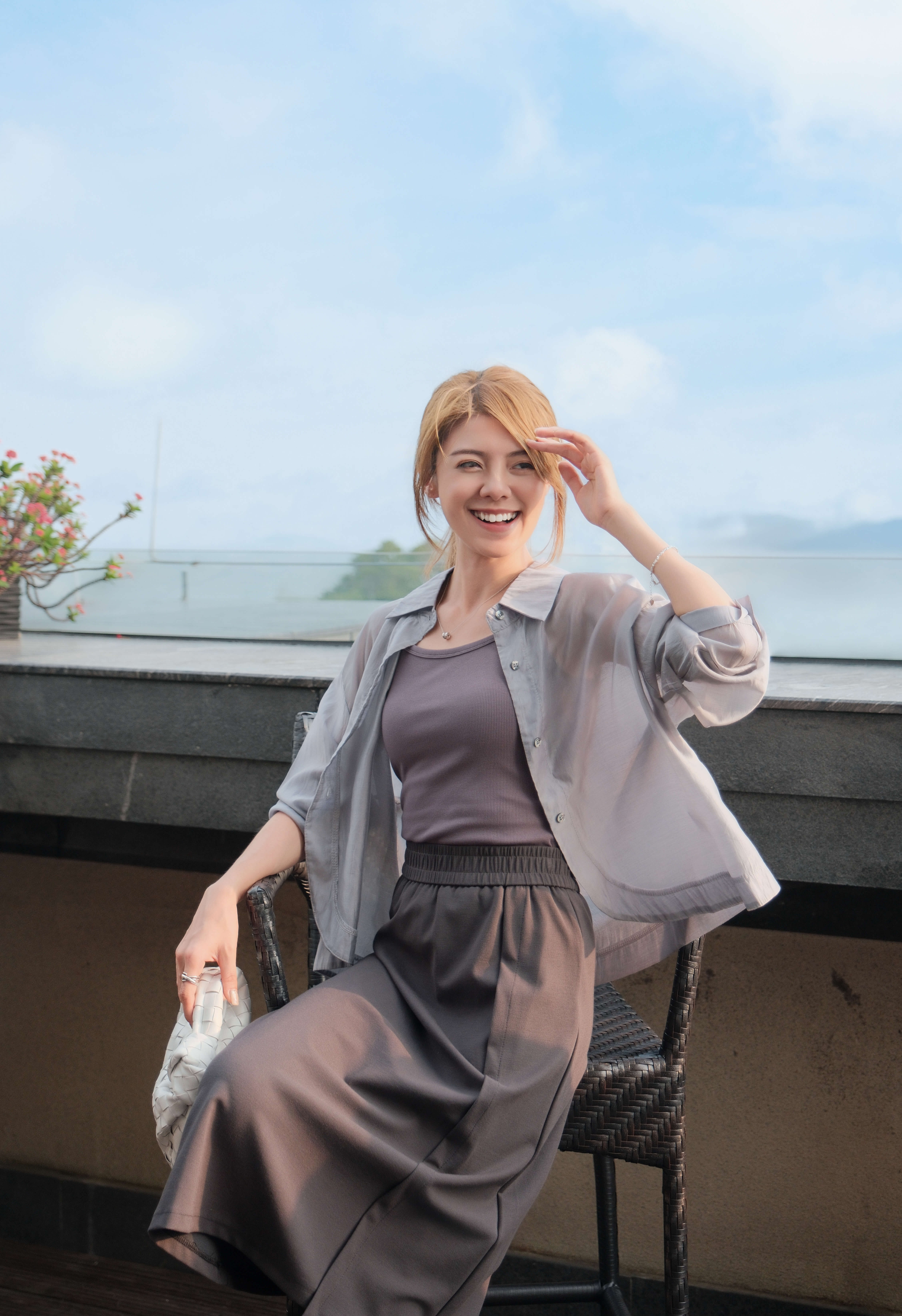 Curved Hem Tencel-Blend Shirt_SH248L15