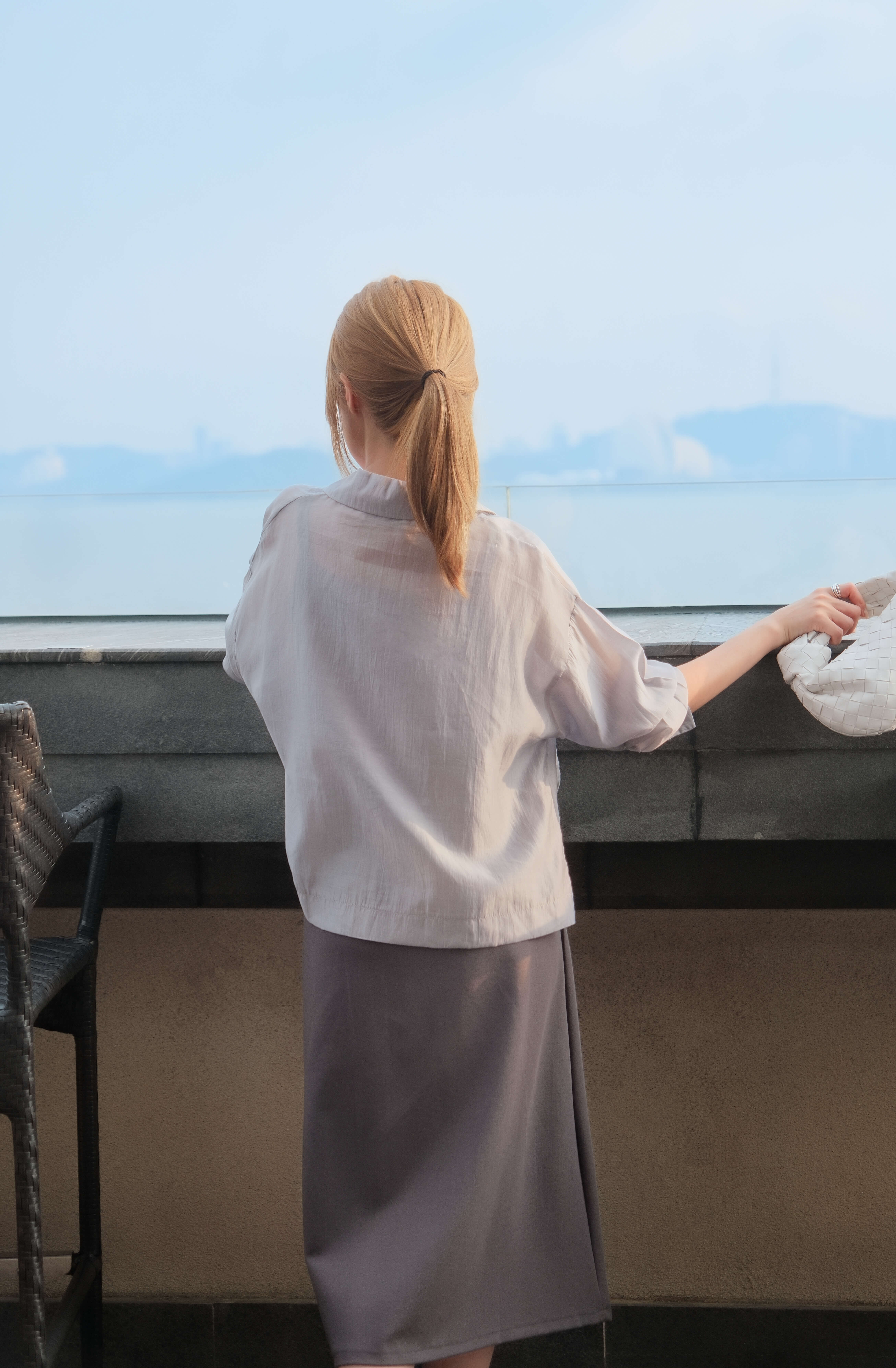 Curved Hem Tencel-Blend Shirt_SH248L15