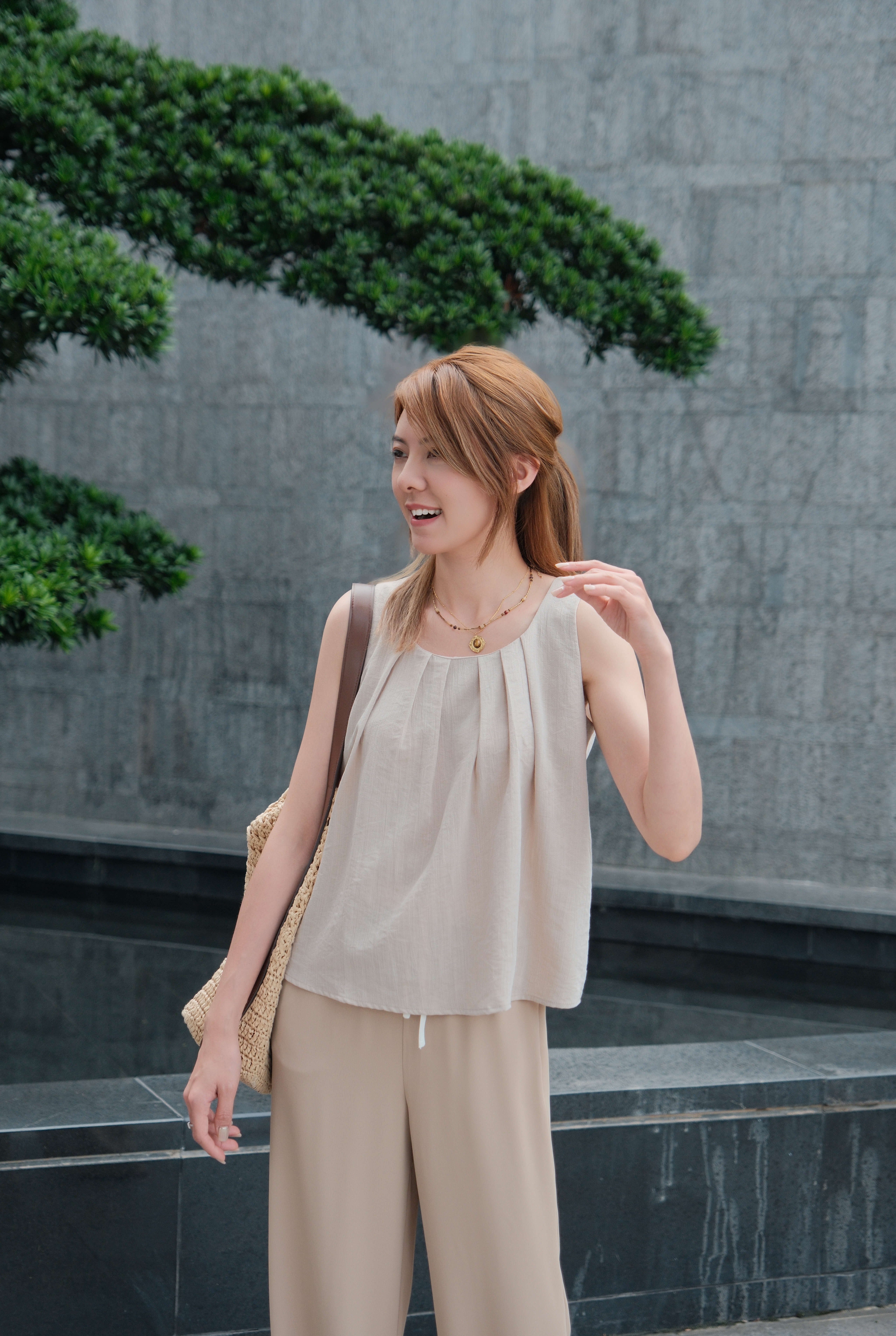 Cut-Out Back Pleated Linen-Blend Sleeveless Top_TP258L05