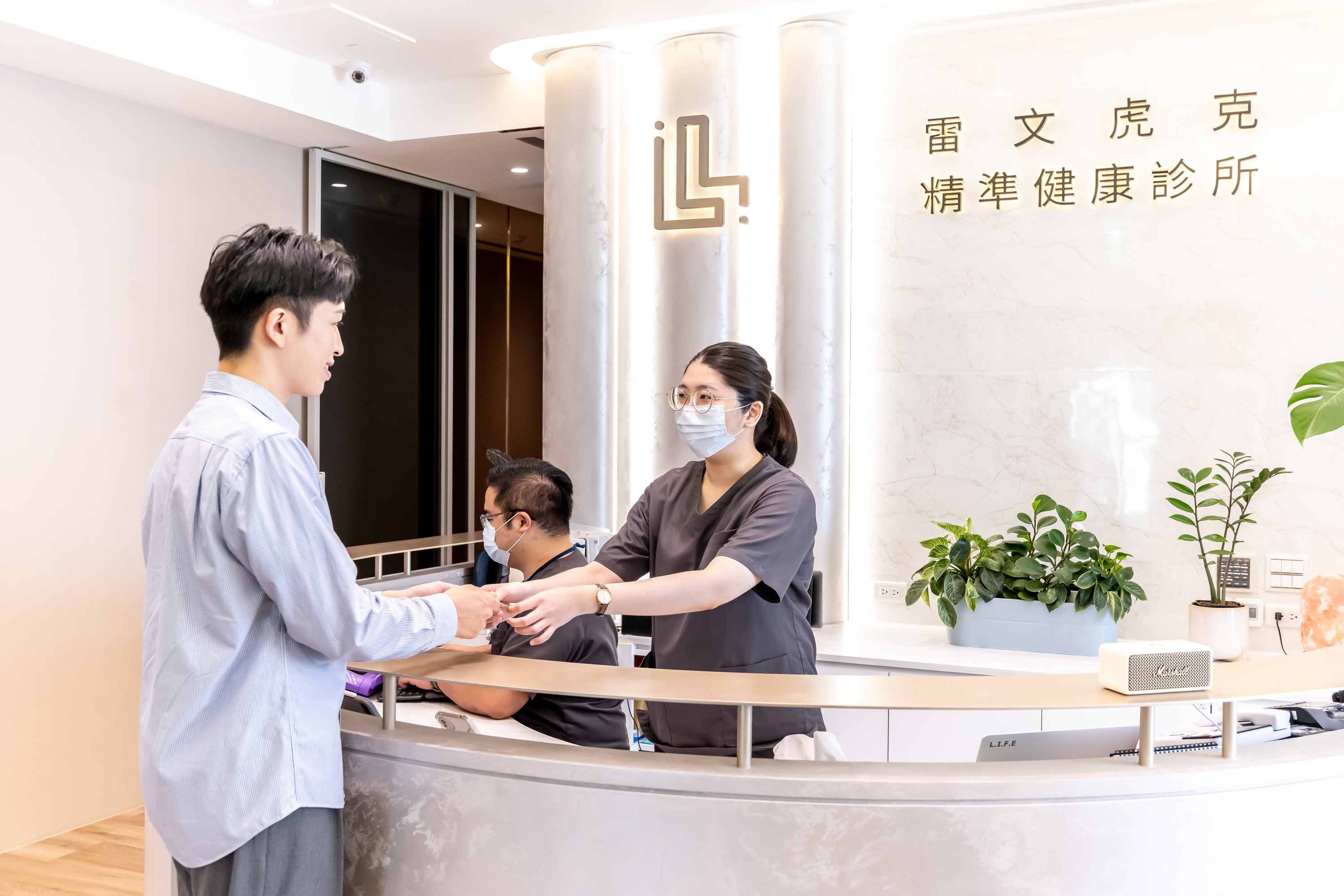 凡購買雷文虎克指定產品套組並成為會員，即可加入「心安專案」，至全國特約合作診所接受血液功能性檢測。