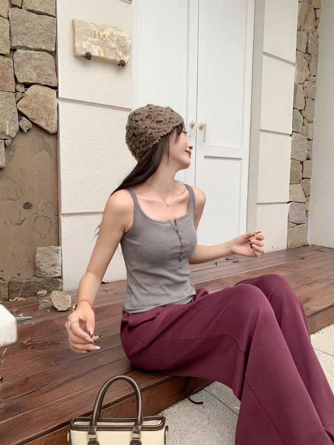 220 雙肩帶小v排扣Bratop