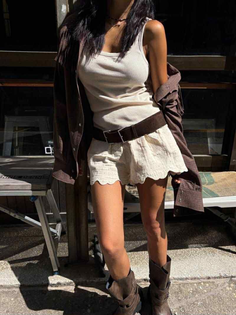 NY36 浪漫鏤空刺繡波浪邊短褲