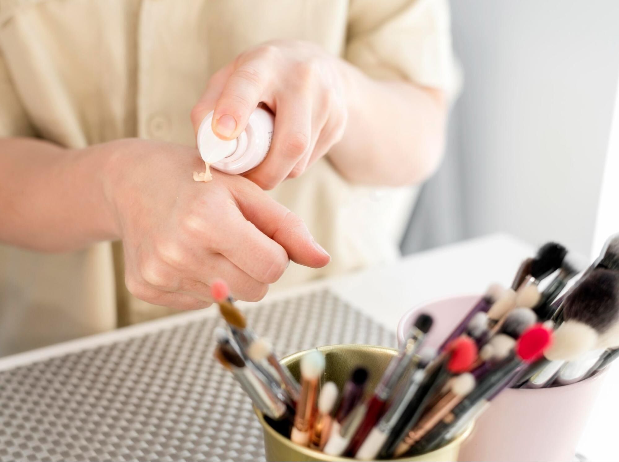 毛孔粗大原因 5：殘妝