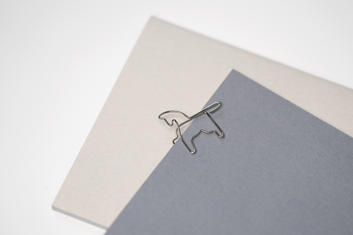 圓潤的迴紋針不割紙,拿來當書籤也相當可愛,兼具迴紋針與書籤,馬到成功造型迴紋針