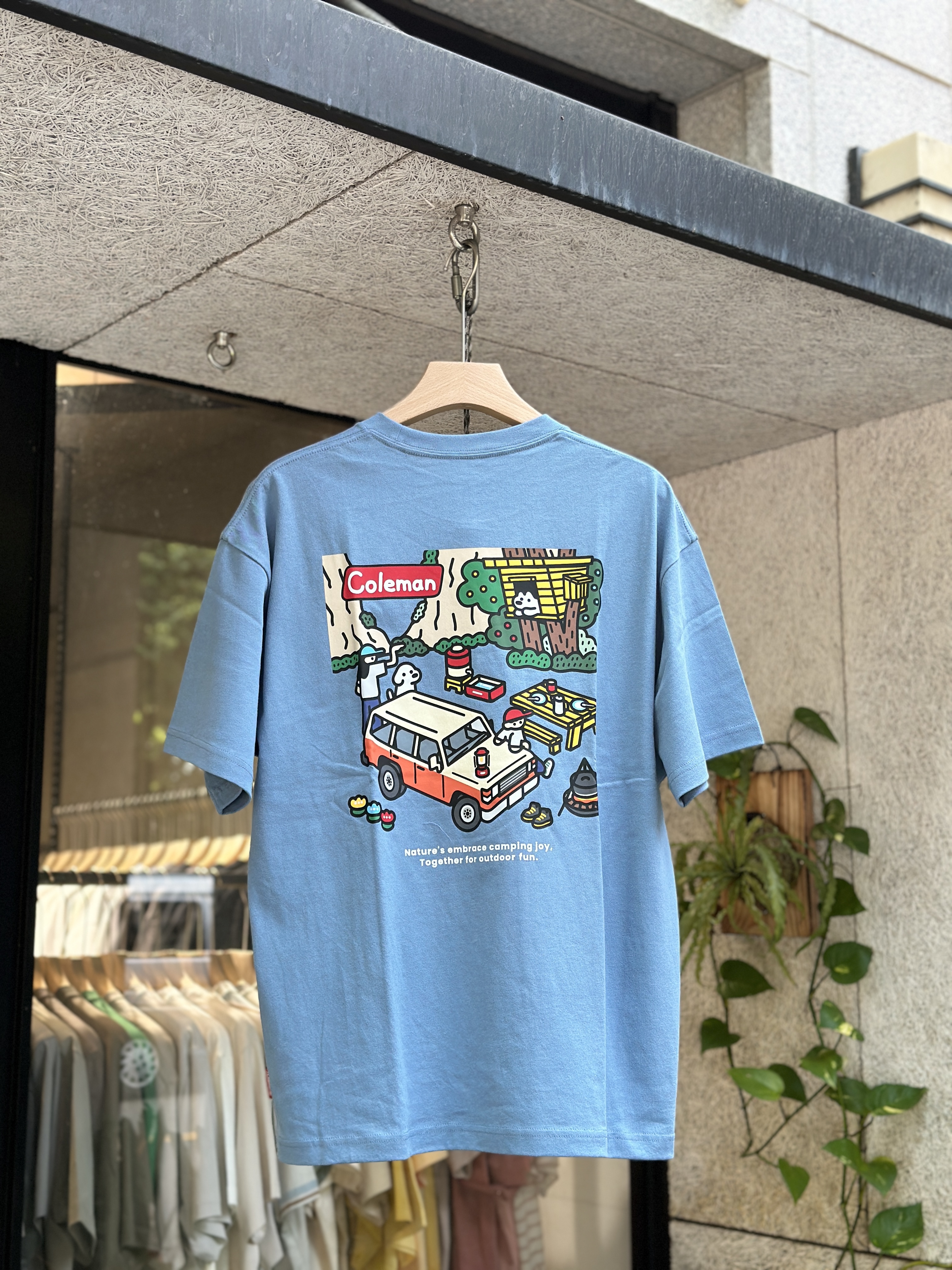 【現貨】Coleman X matsui XFreak’s store 三方聯名 露營場地短tee CM5589