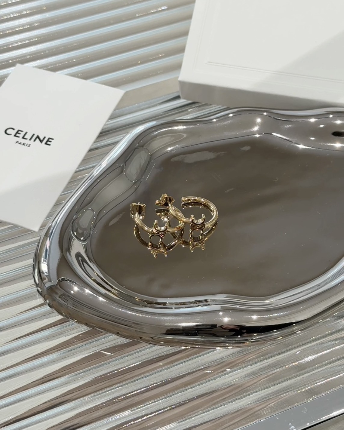 CELINE｜LOGO 金色圈圈耳環