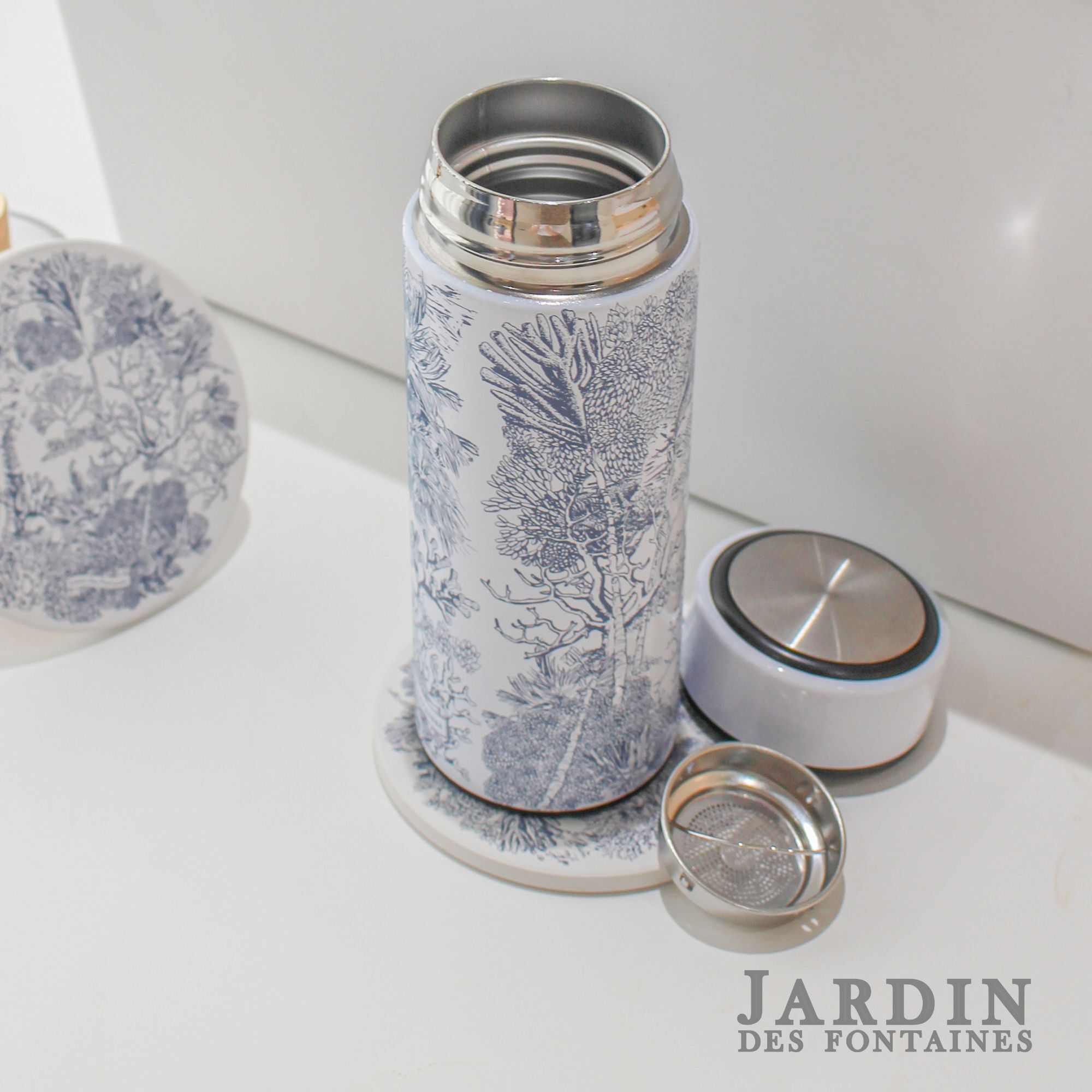 JARDIN DES FONTAINES toile de jouy dusty blue vacuum bottle (360ml)