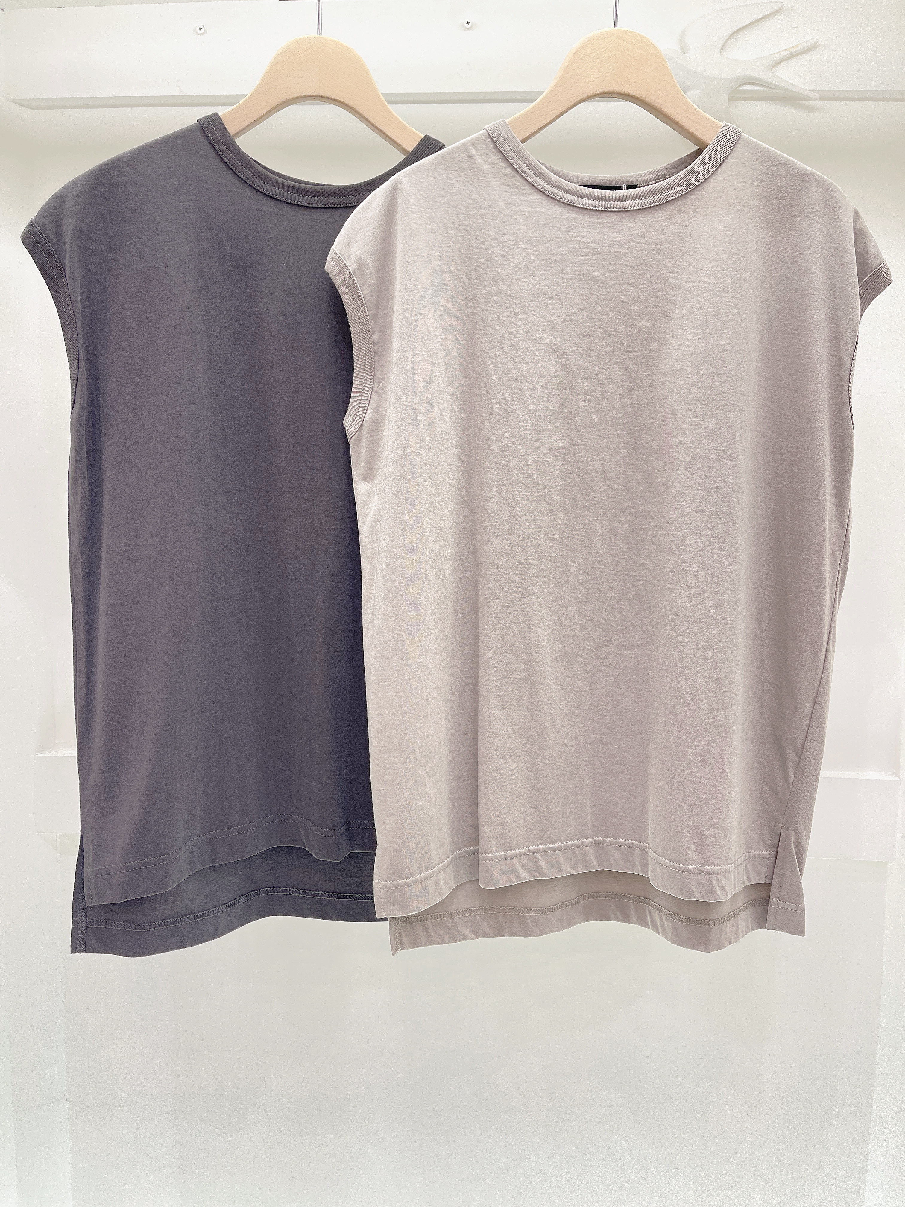 斜袖款薄素色上衣