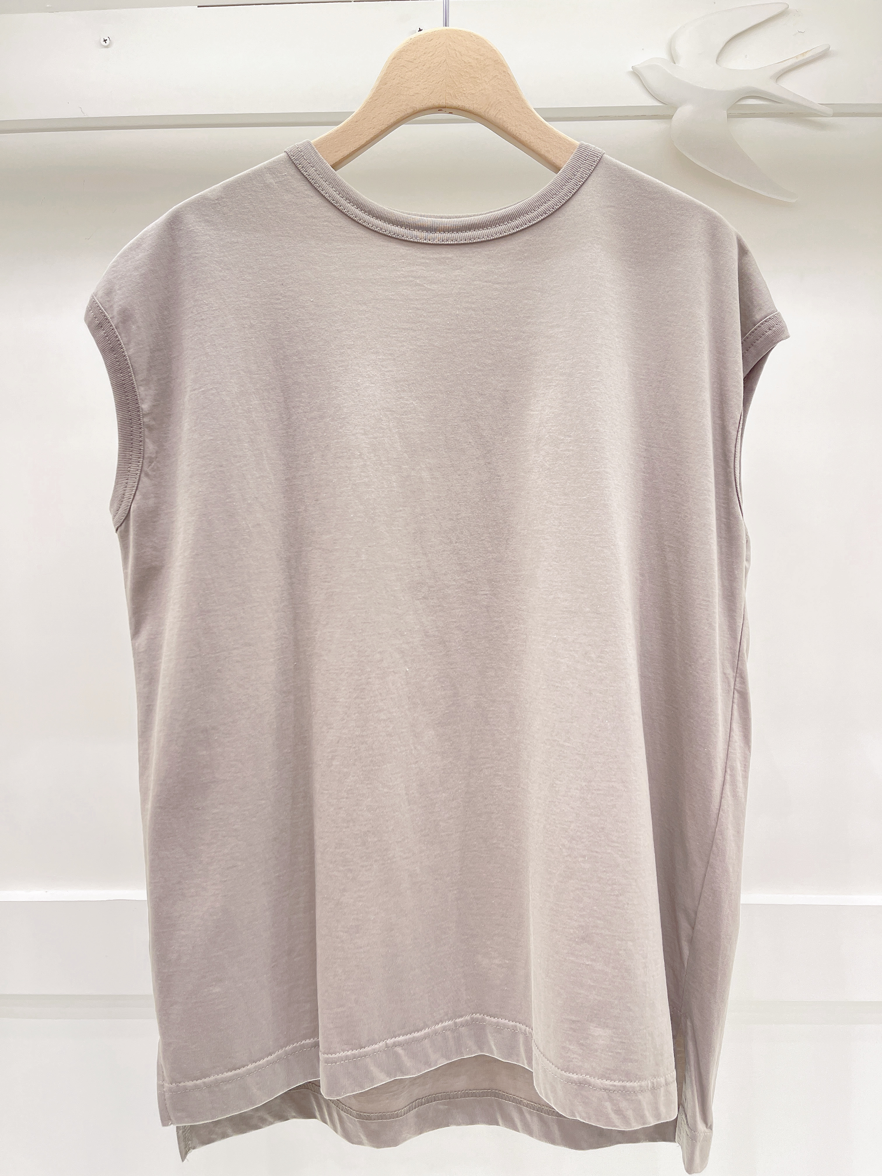 斜袖款薄素色上衣