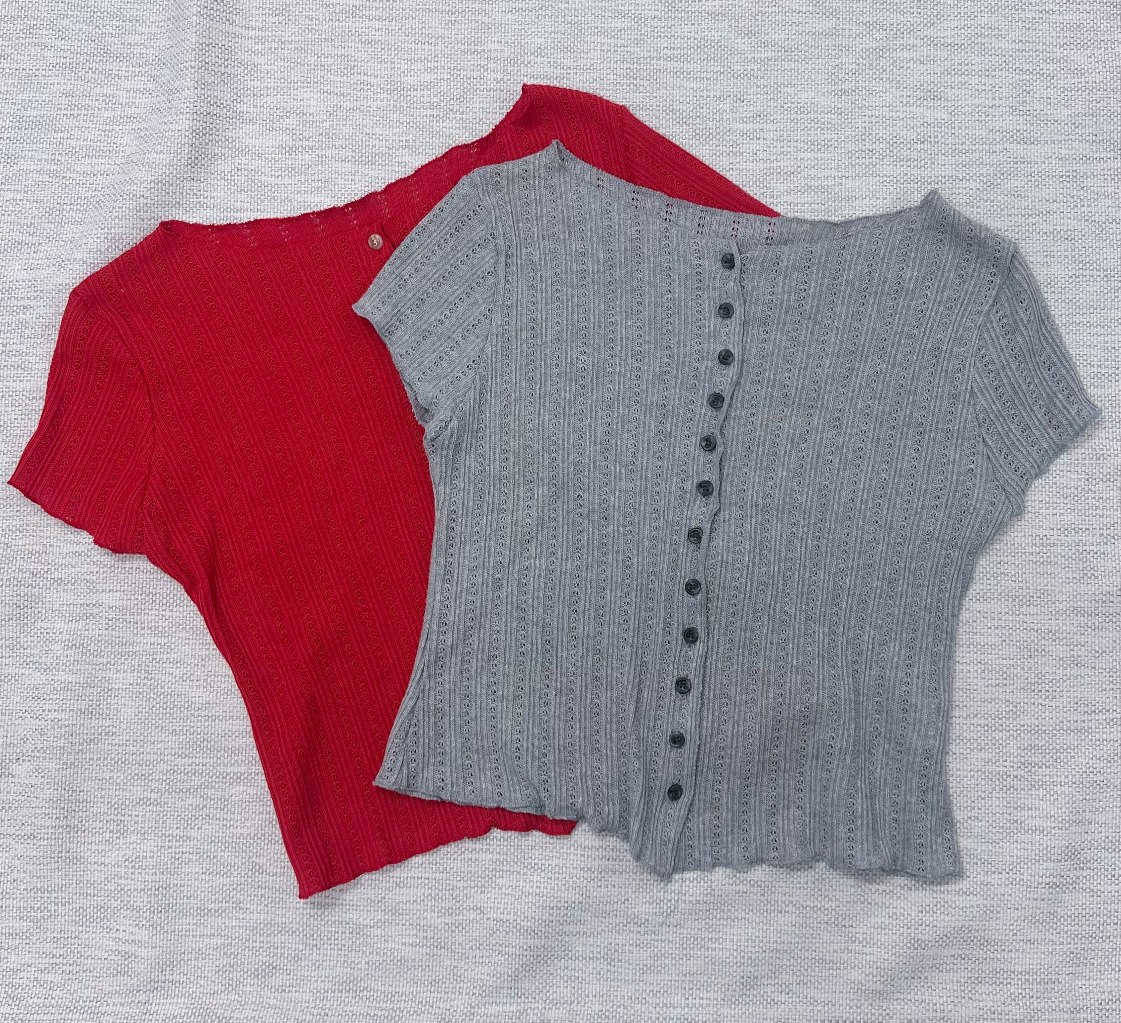多鈕扣寛領TOP(灰/紅)