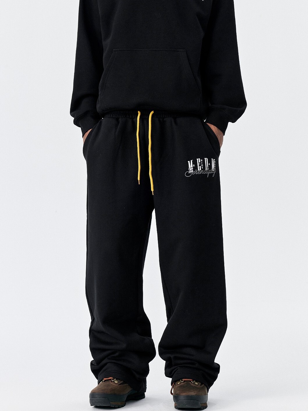 MEDM 黃色抽繩 口袋刺繡Logo 寬鬆直筒棉褲
