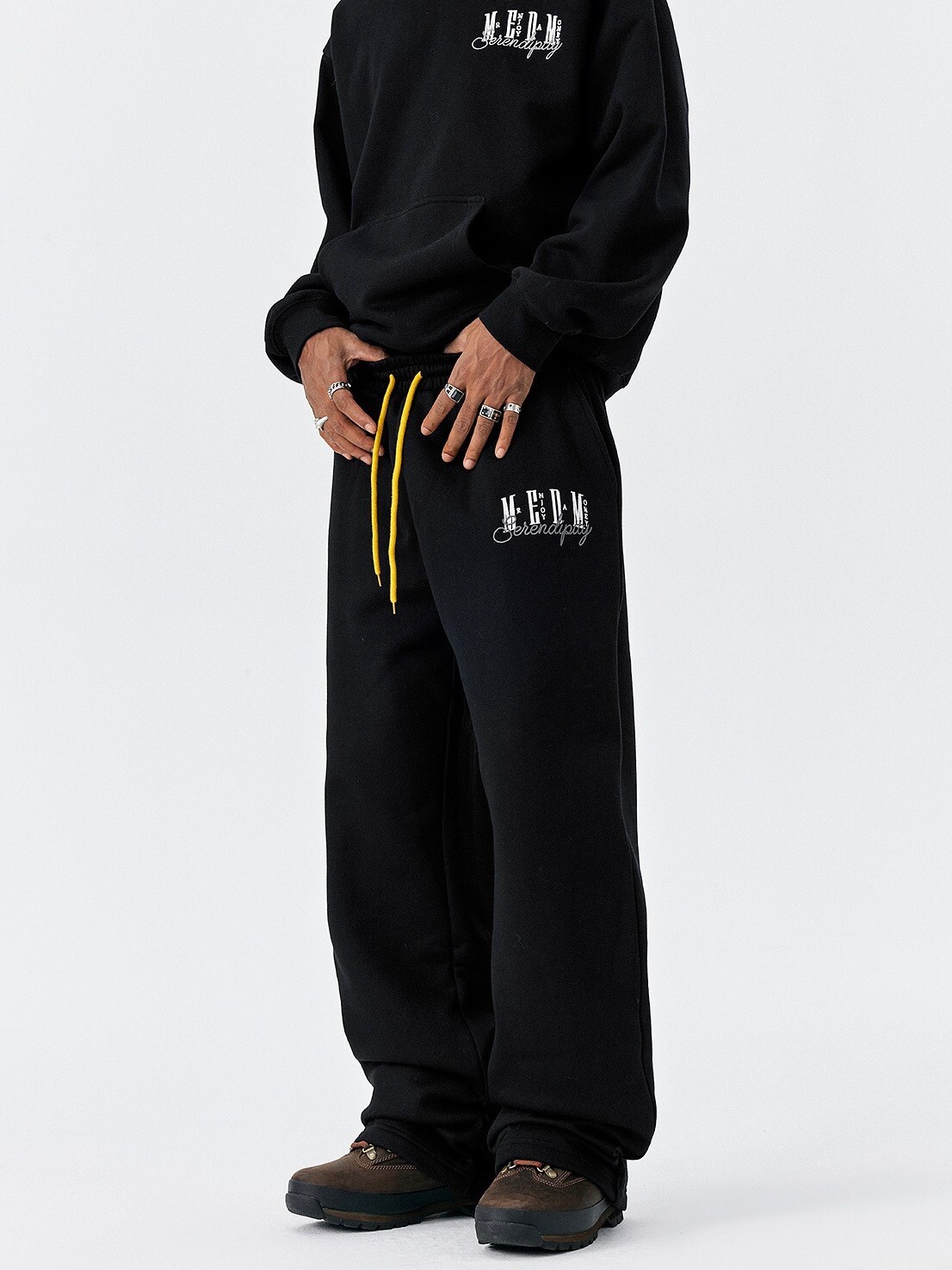 MEDM 黃色抽繩 口袋刺繡Logo 寬鬆直筒棉褲