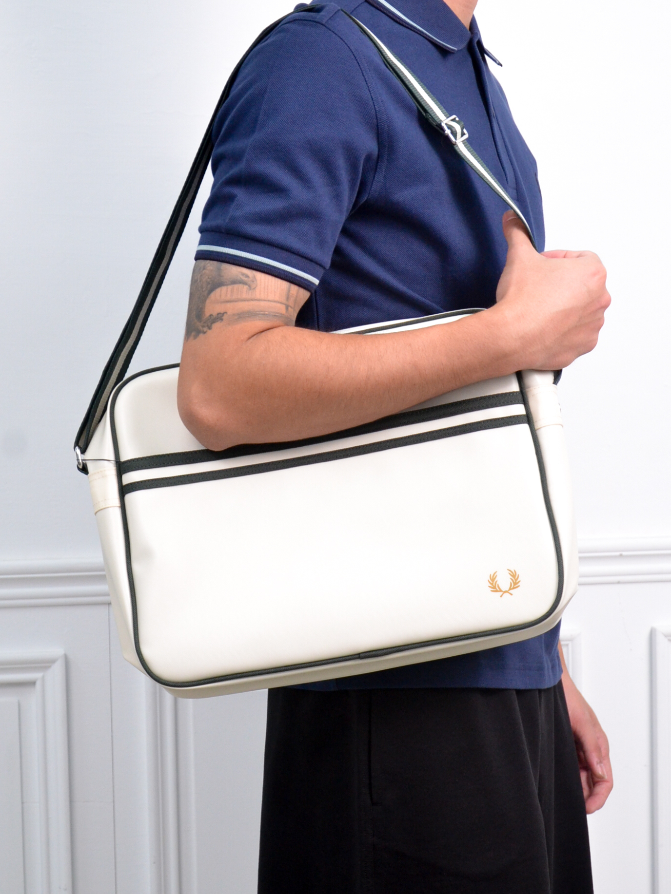 Fred Perry Classic Shoulder Bag 經典肩背包 米白/深藍【L8257】