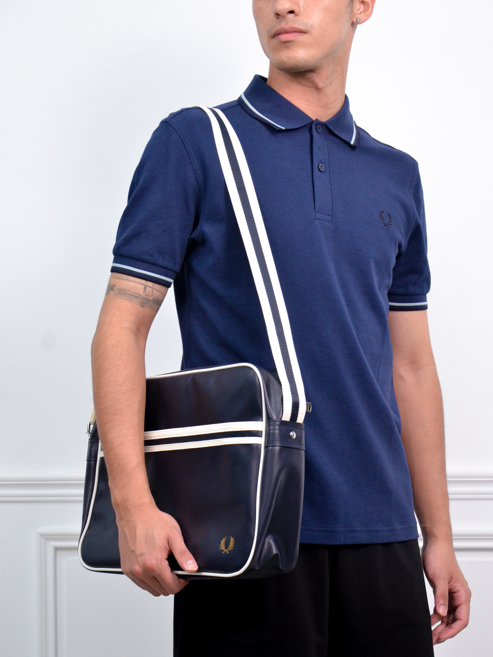 Fred Perry Classic Shoulder Bag 經典肩背包 米白/深藍【L8257】