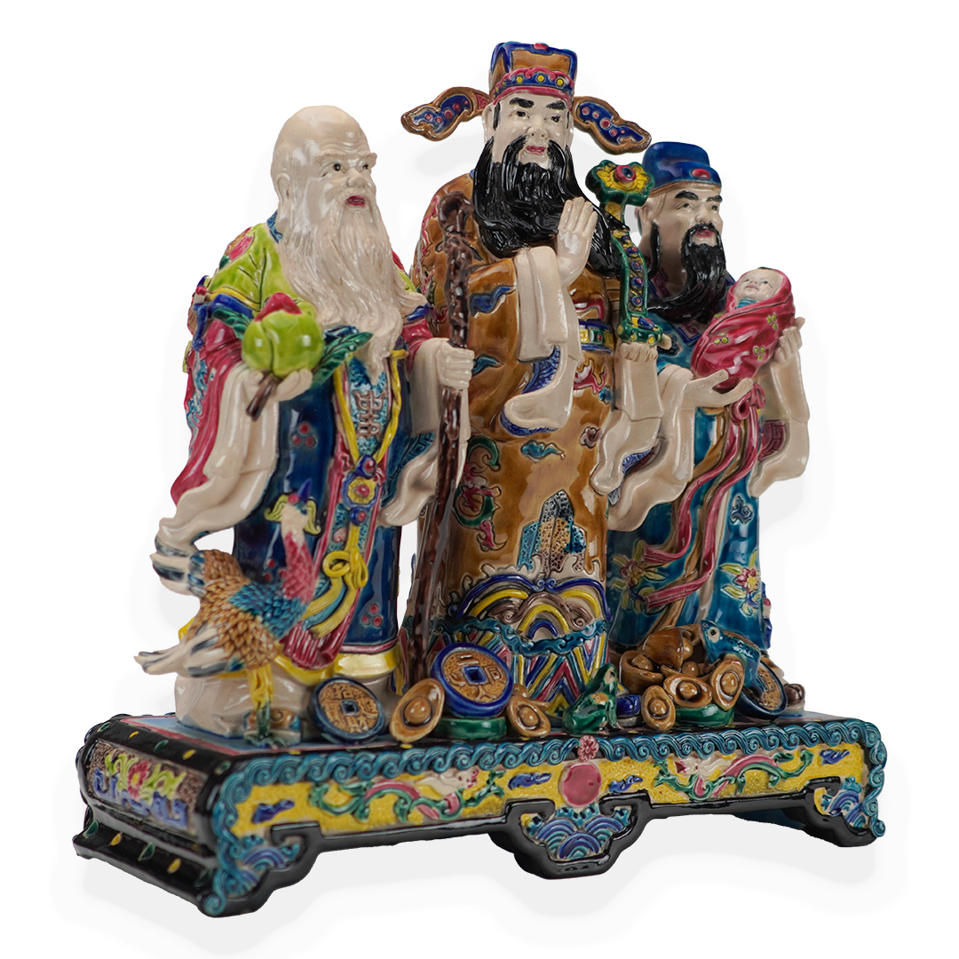 交趾陶釉線與浮凸層次細節，展現工藝線條節奏-交趾陶福祿壽三星高照，象徵財富、子嗣與長壽，傳遞吉祥祝福，為居家增添文化氛圍與美好寓意。