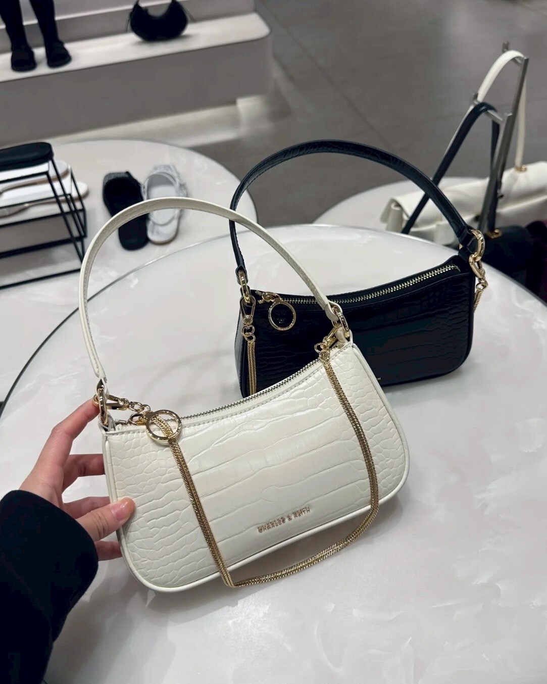 CHARLES & KEITH 小CK Elspeth 鱷魚紋肩背包 斜背包 腋下包 鍊條包