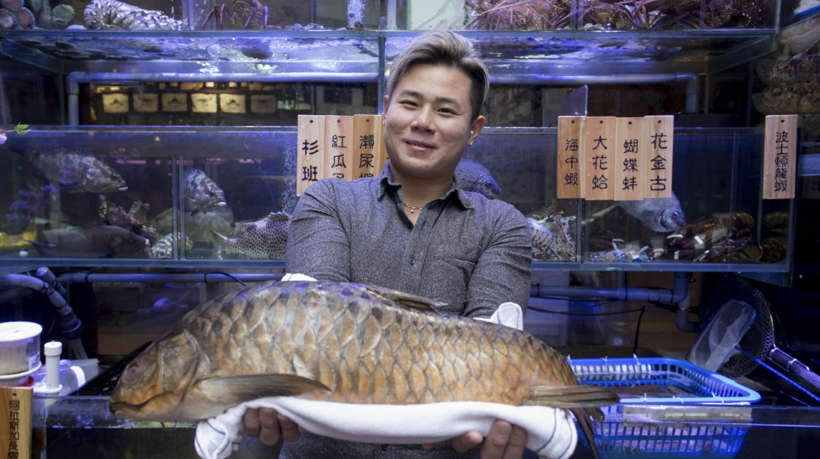 粵廷軒海鮮火鍋酒家負責人捧起一條2公斤重的忘不了魚