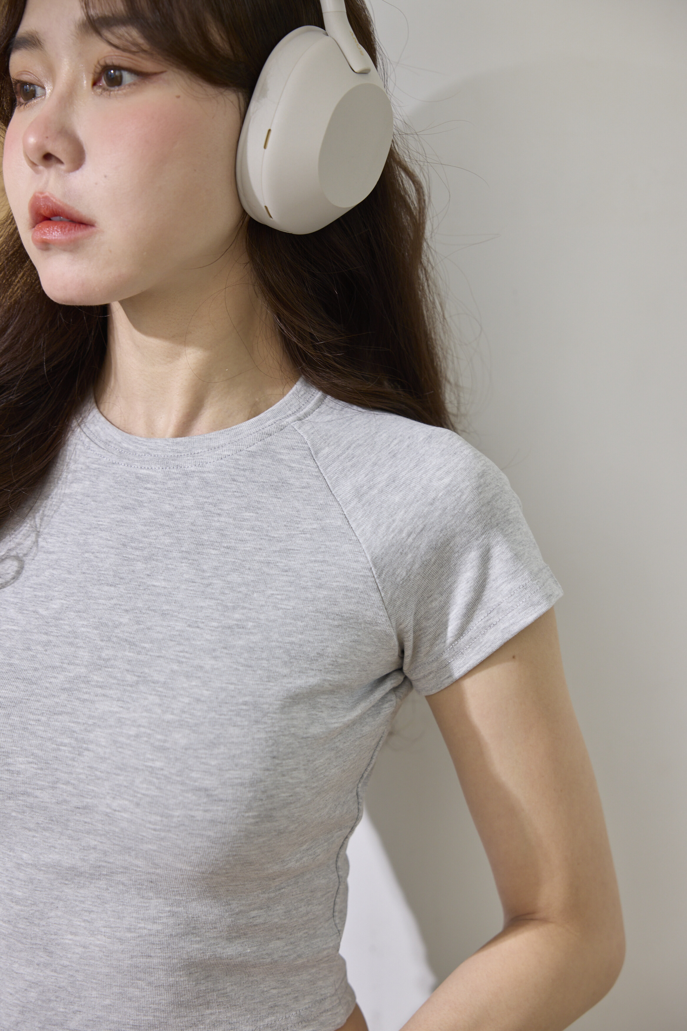 柔弧肩線短T(淺灰)