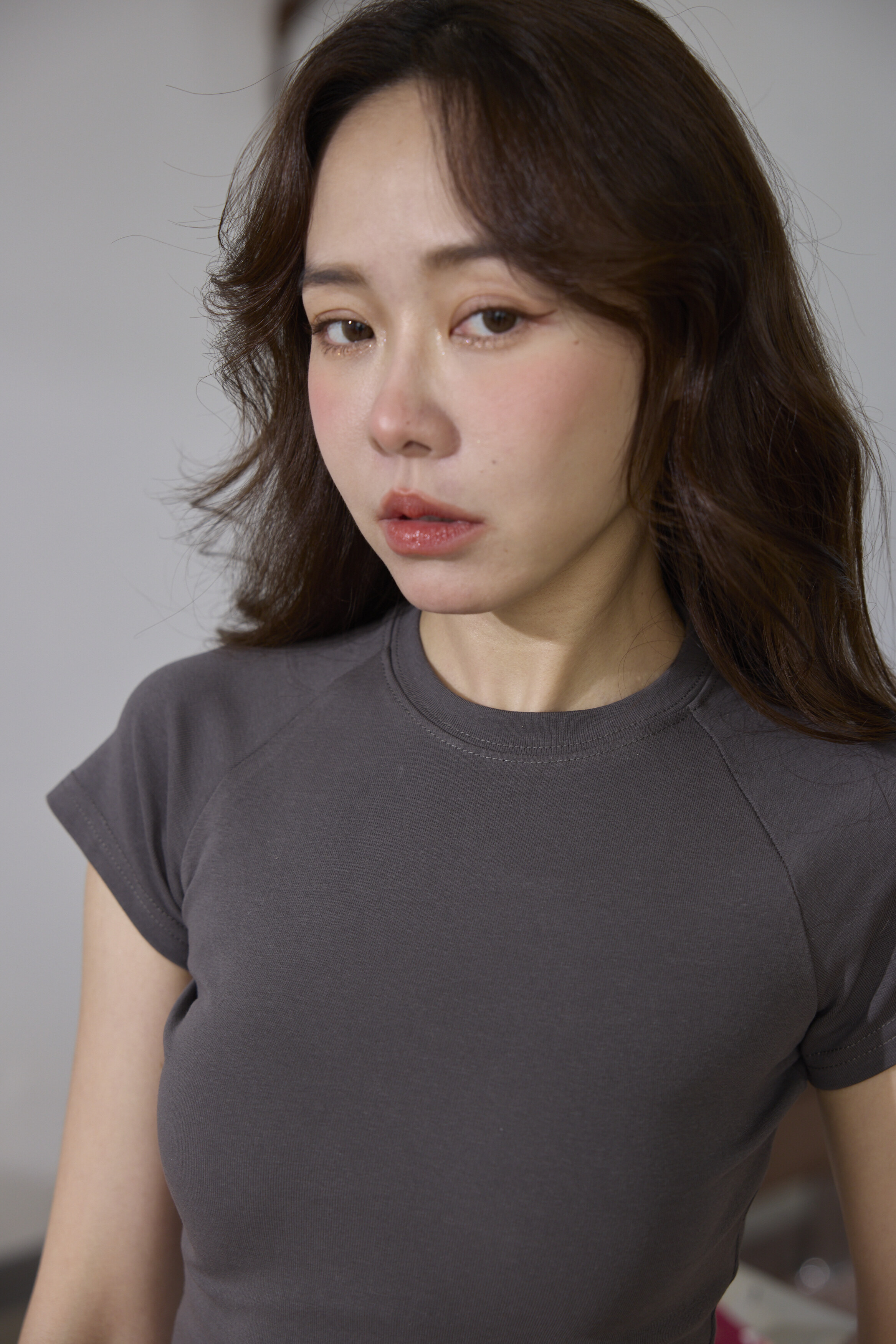 柔弧肩線短T(深灰)