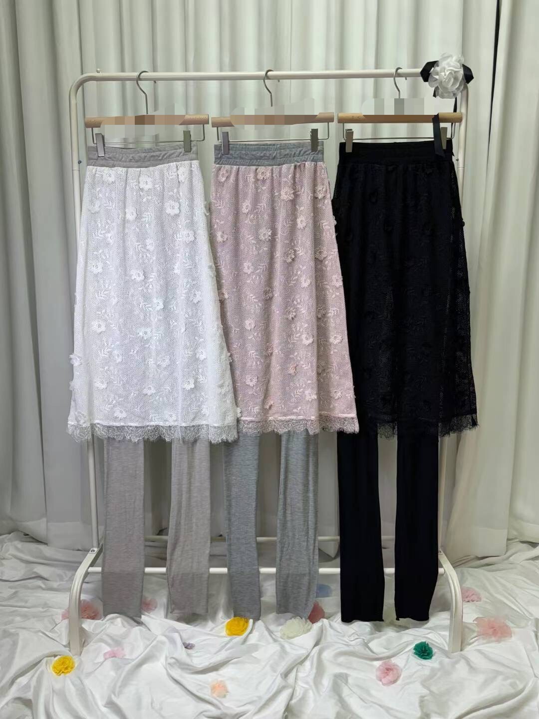 過膝花朵蕾絲裙拚內搭褲