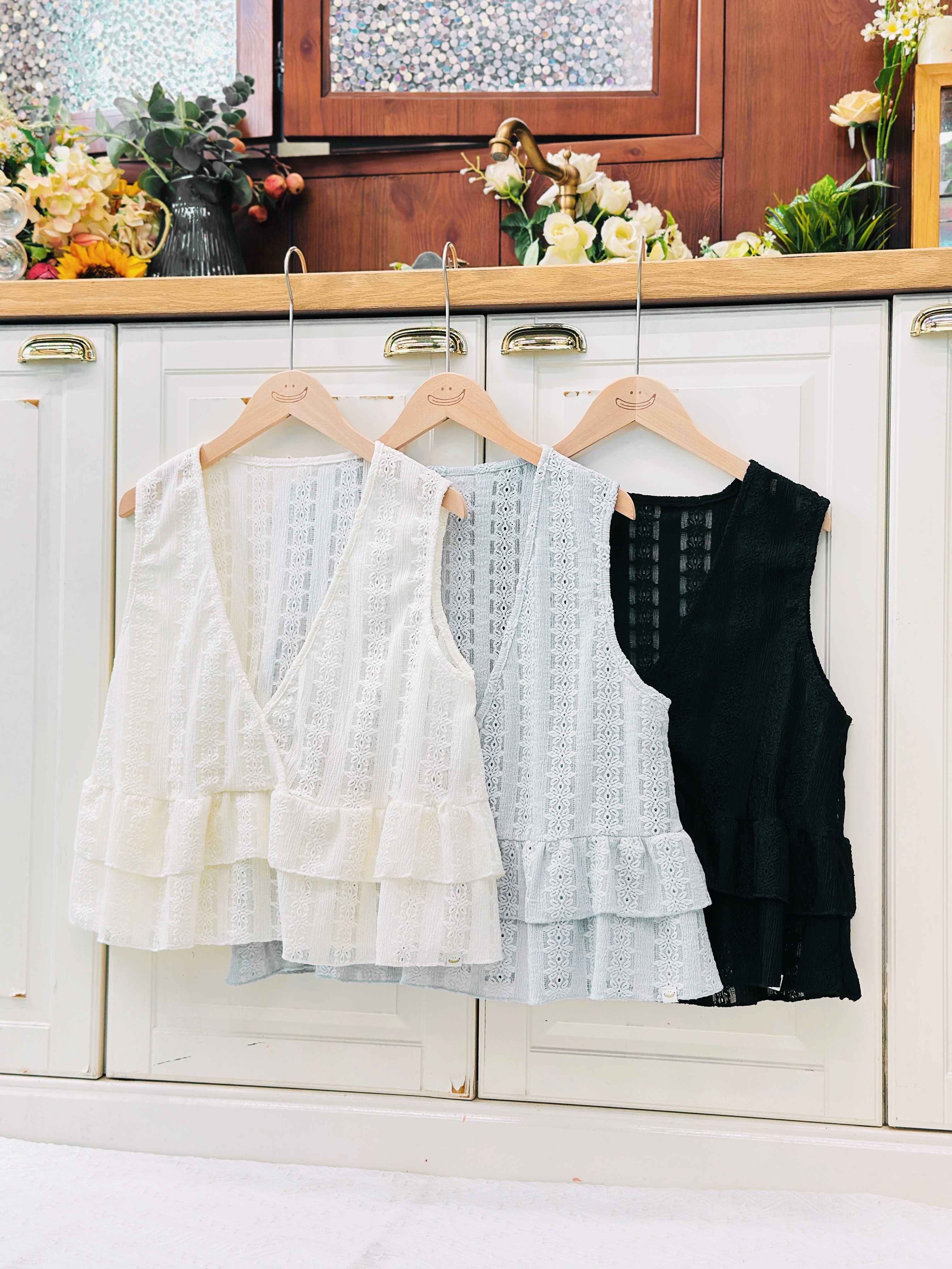 三色 / 針織蕾絲雕花V領馬甲 / Knitted Lace Embroidered V-Neck Vest