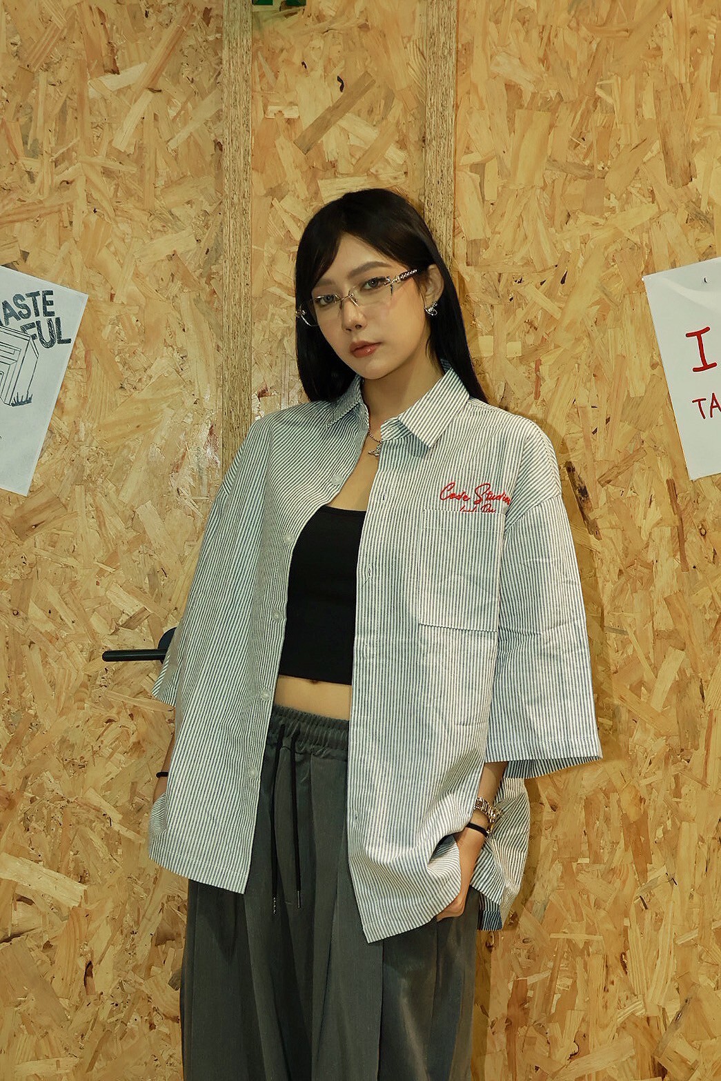 直條紋 刺繡 紅字英文 短袖 #襯衫