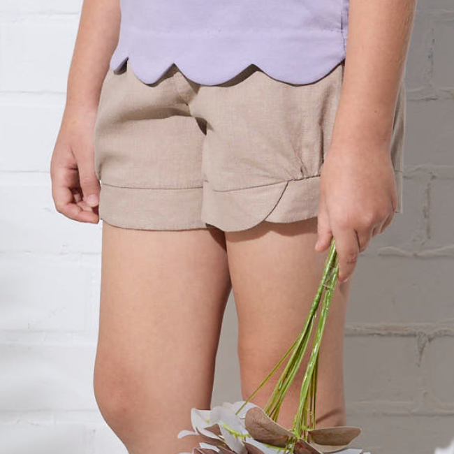 PIPPY俏麗繡花棉麻花苞短褲 卡其