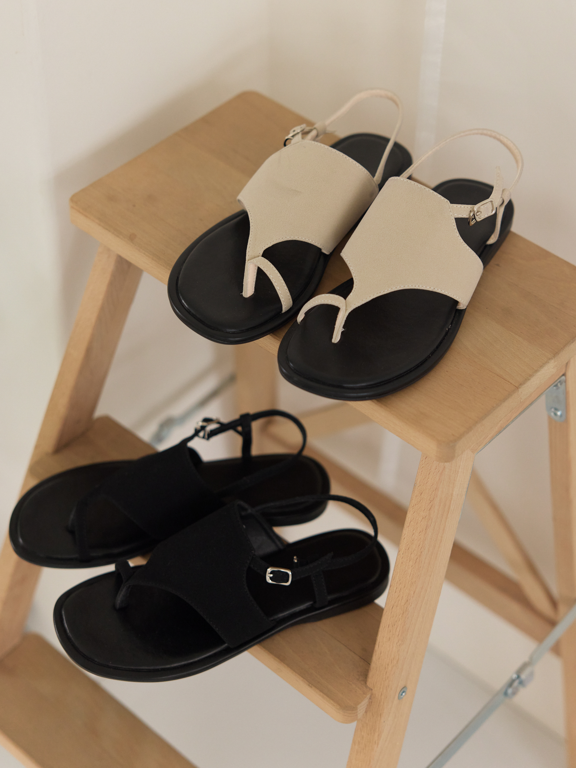 簡約麂皮拼接套指涼鞋