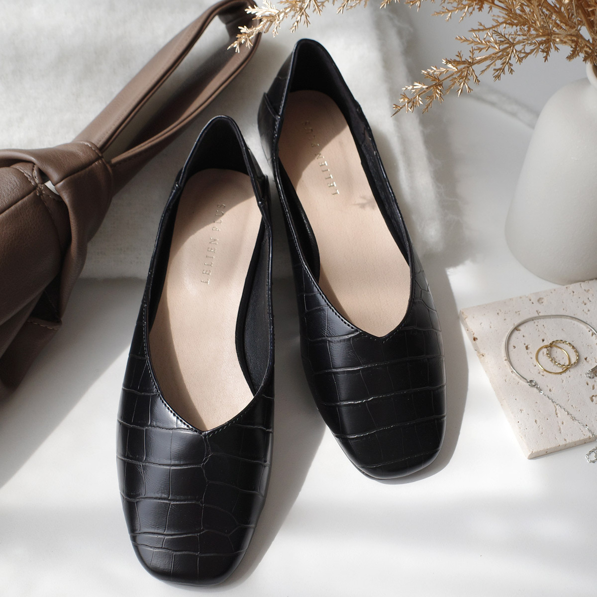 方頭 V 型剪裁平底鞋